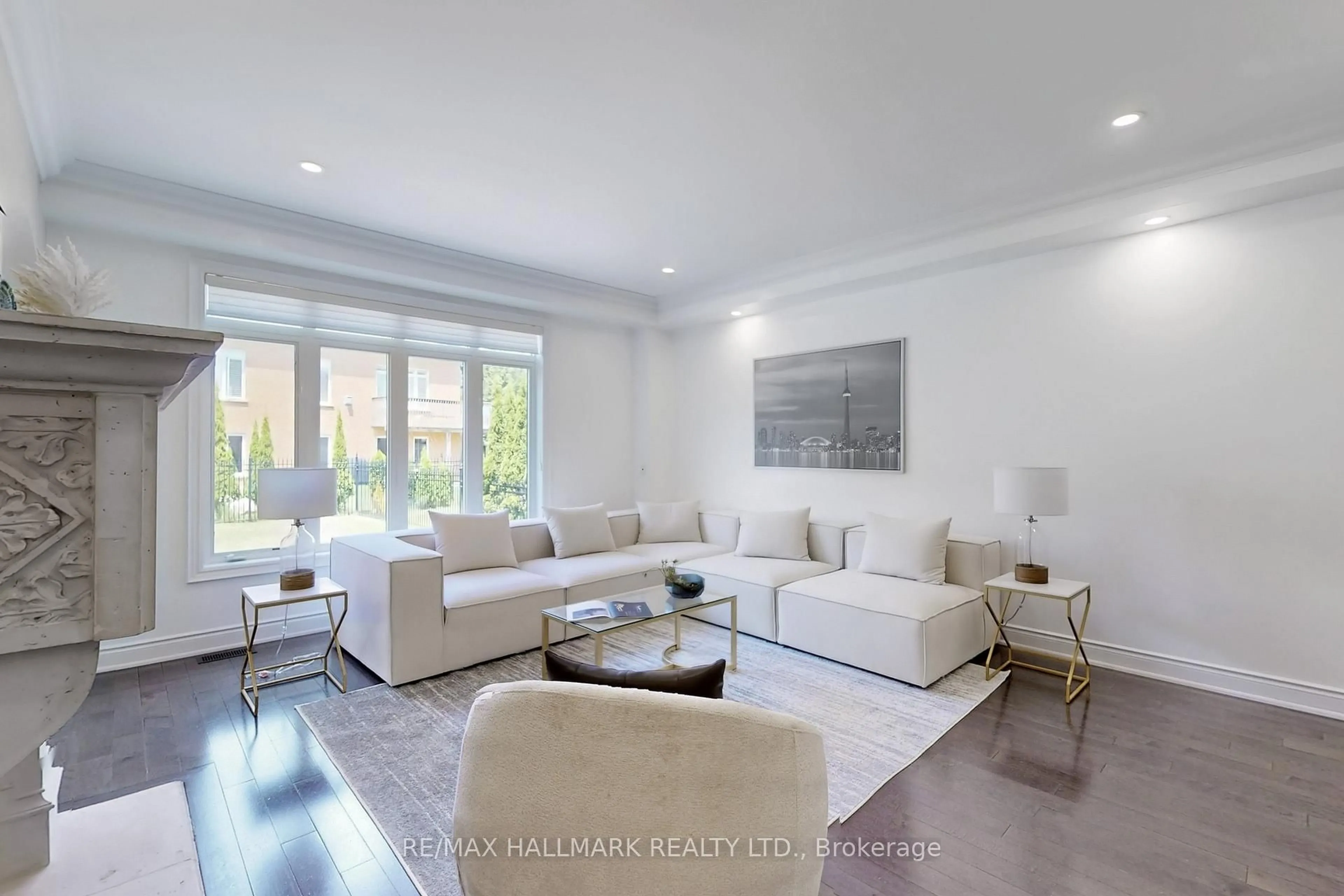 Living room with furniture, unknown for 420 Paradelle Dr, Richmond Hill Ontario L4E 4R9