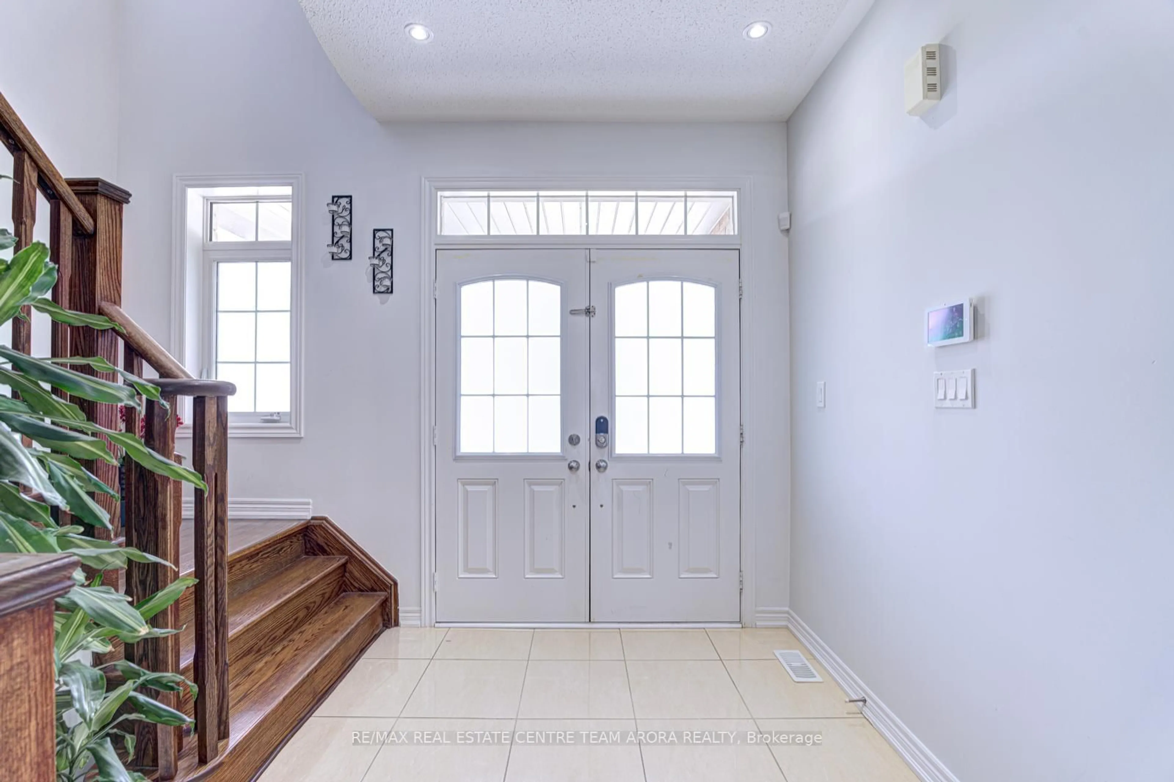 Indoor entryway for 40 Killington Ave, Vaughan Ontario L4H 3Y5
