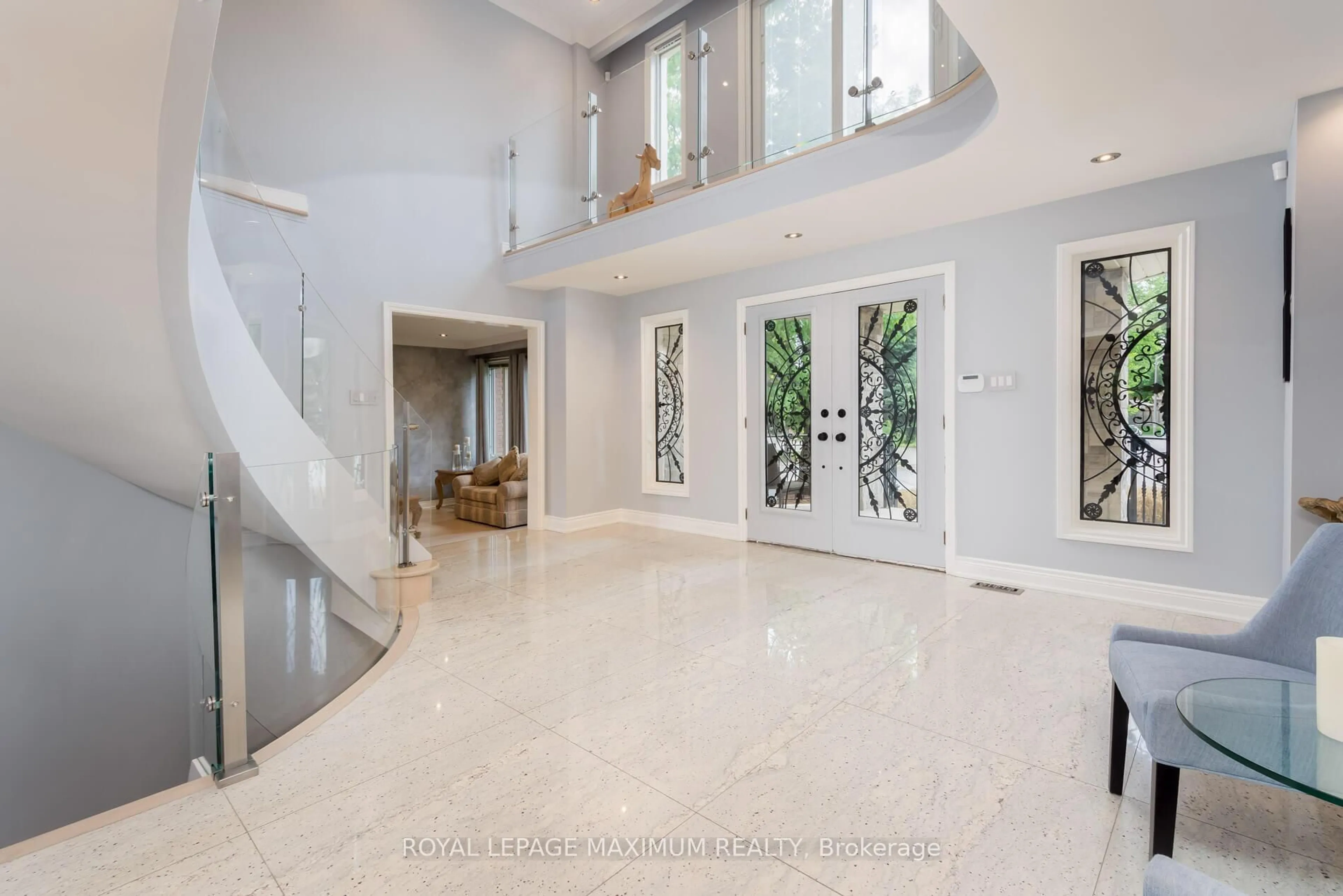 Indoor foyer for 35 Lorengate Pl, Vaughan Ontario L4L 2Y4