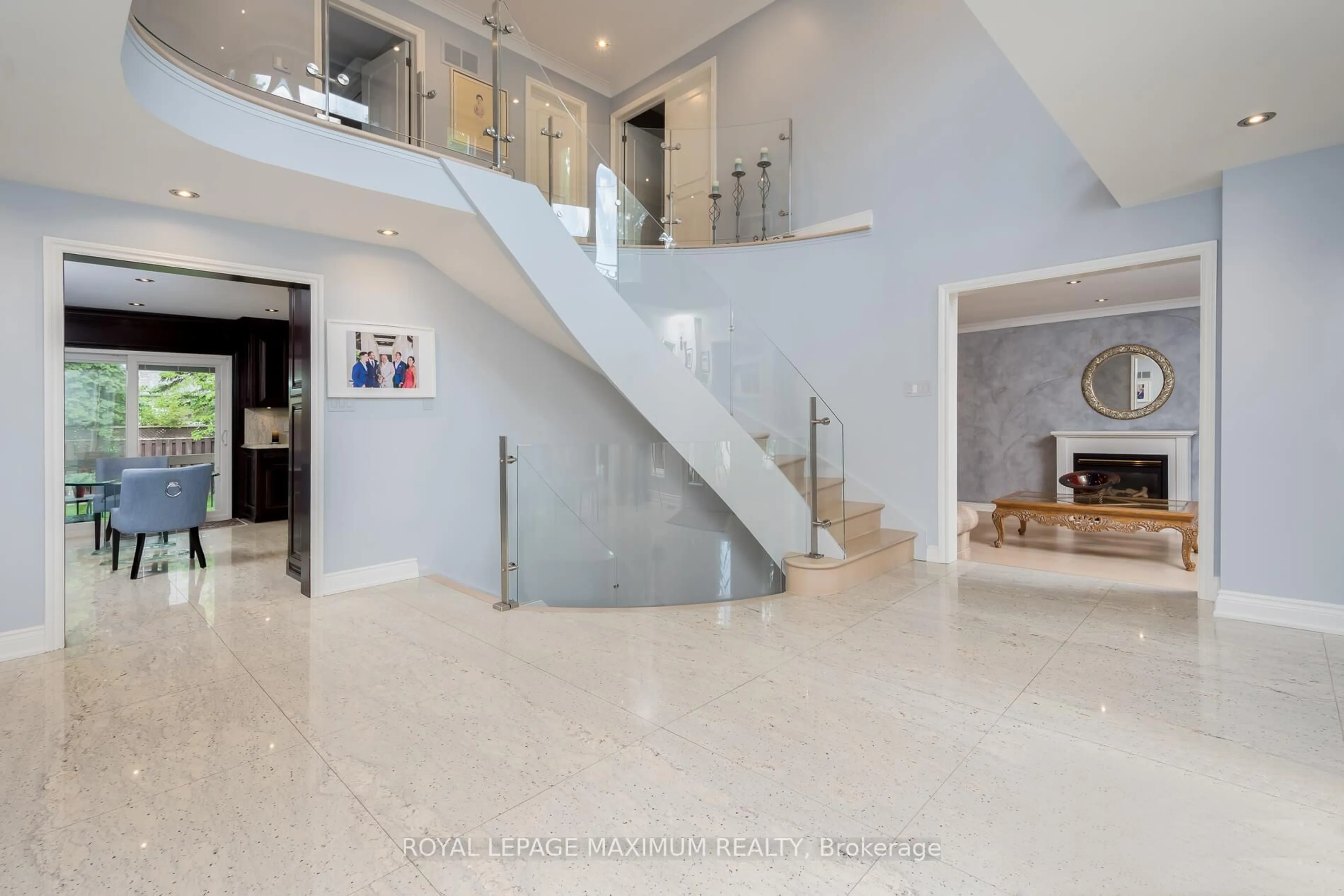 Indoor foyer for 35 Lorengate Pl, Vaughan Ontario L4L 2Y4