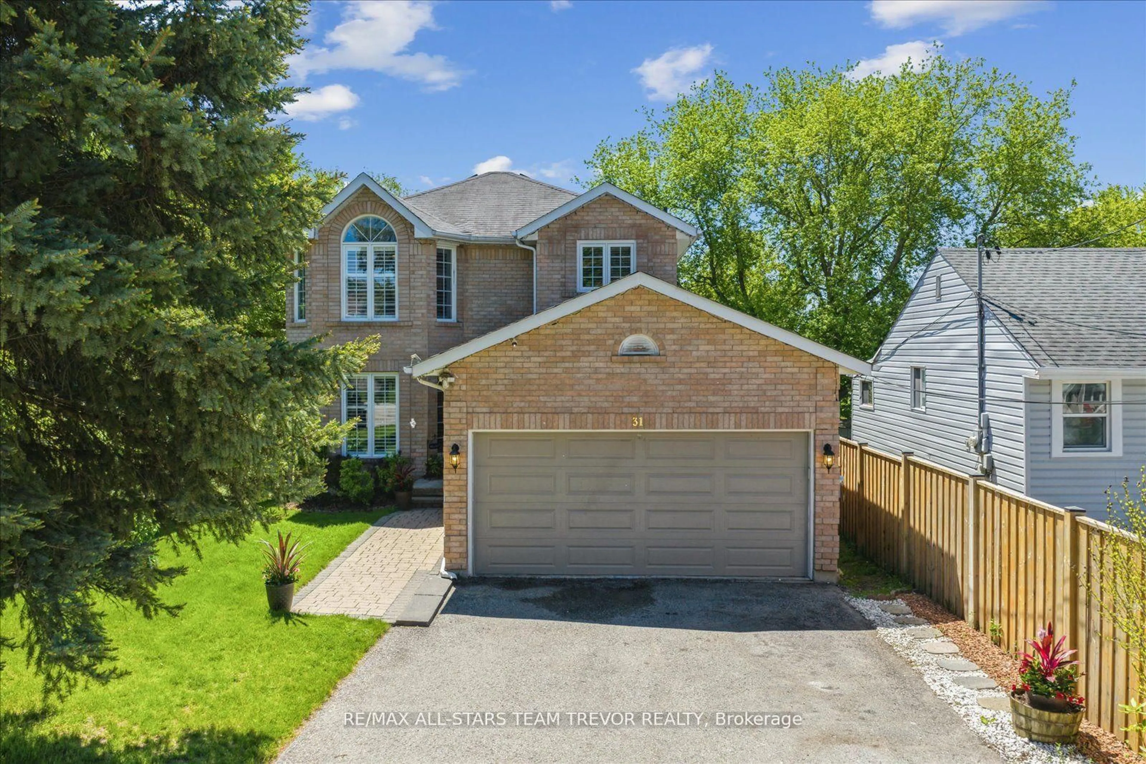 A pic from outside/outdoor area/front of a property/back of a property/a pic from drone, street for 31 Riveredge Dr, Georgina Ontario L4P 2N8