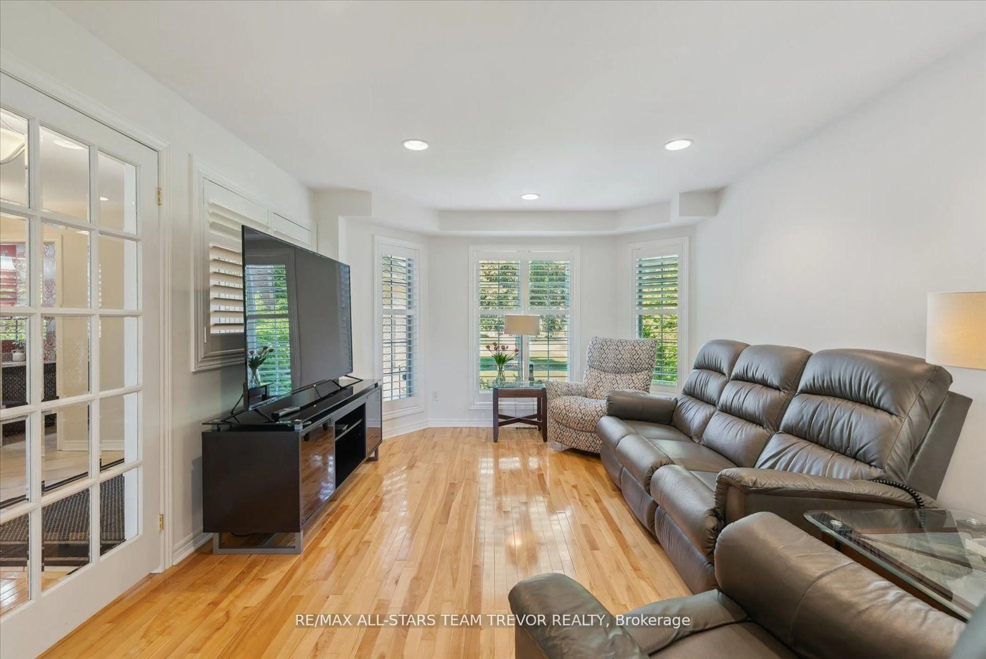 Living room with furniture, unknown for 31 Riveredge Dr, Georgina Ontario L4P 2N8