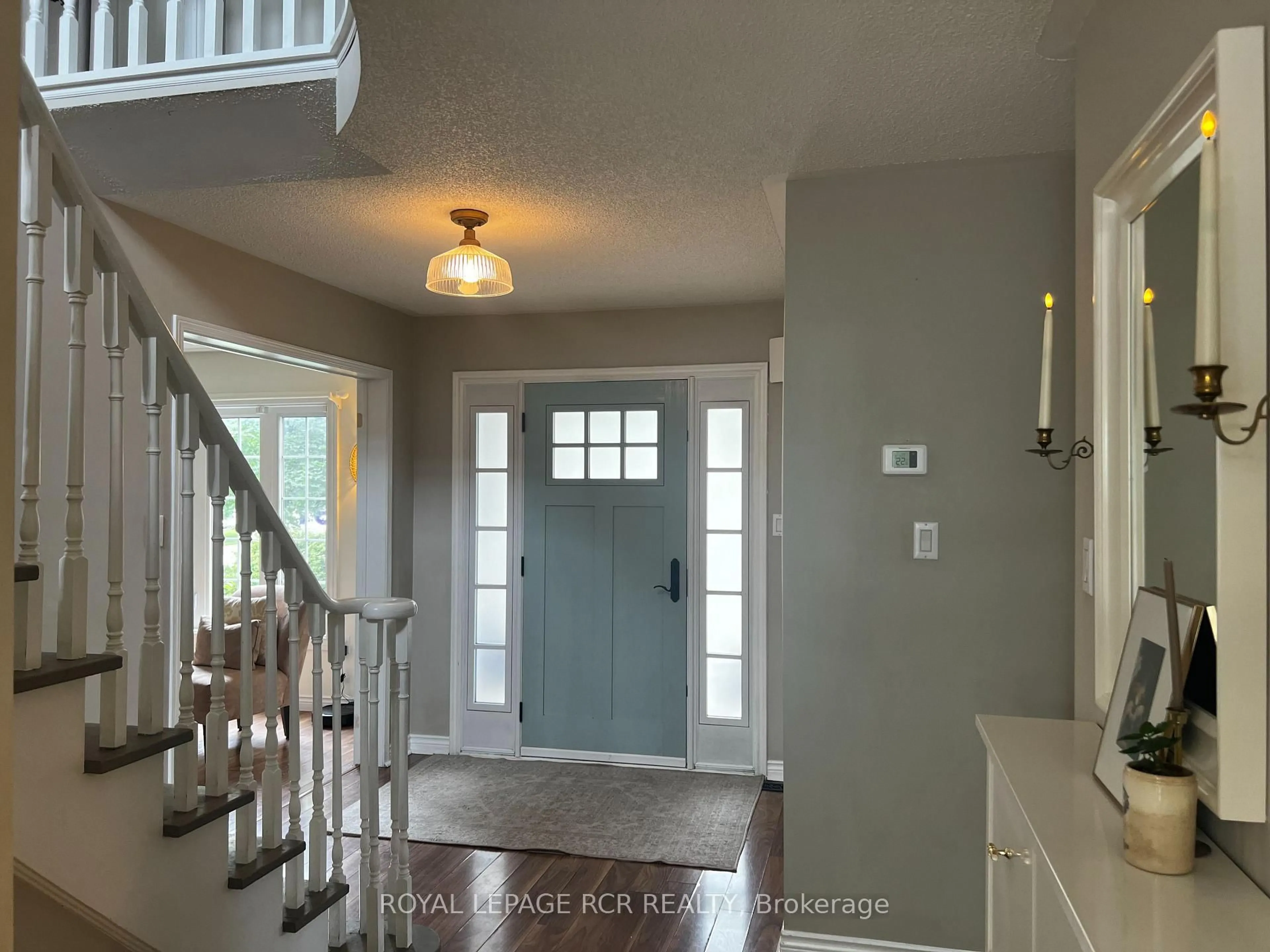 Indoor entryway for 46 Oak St, New Tecumseth Ontario L9R 1M9
