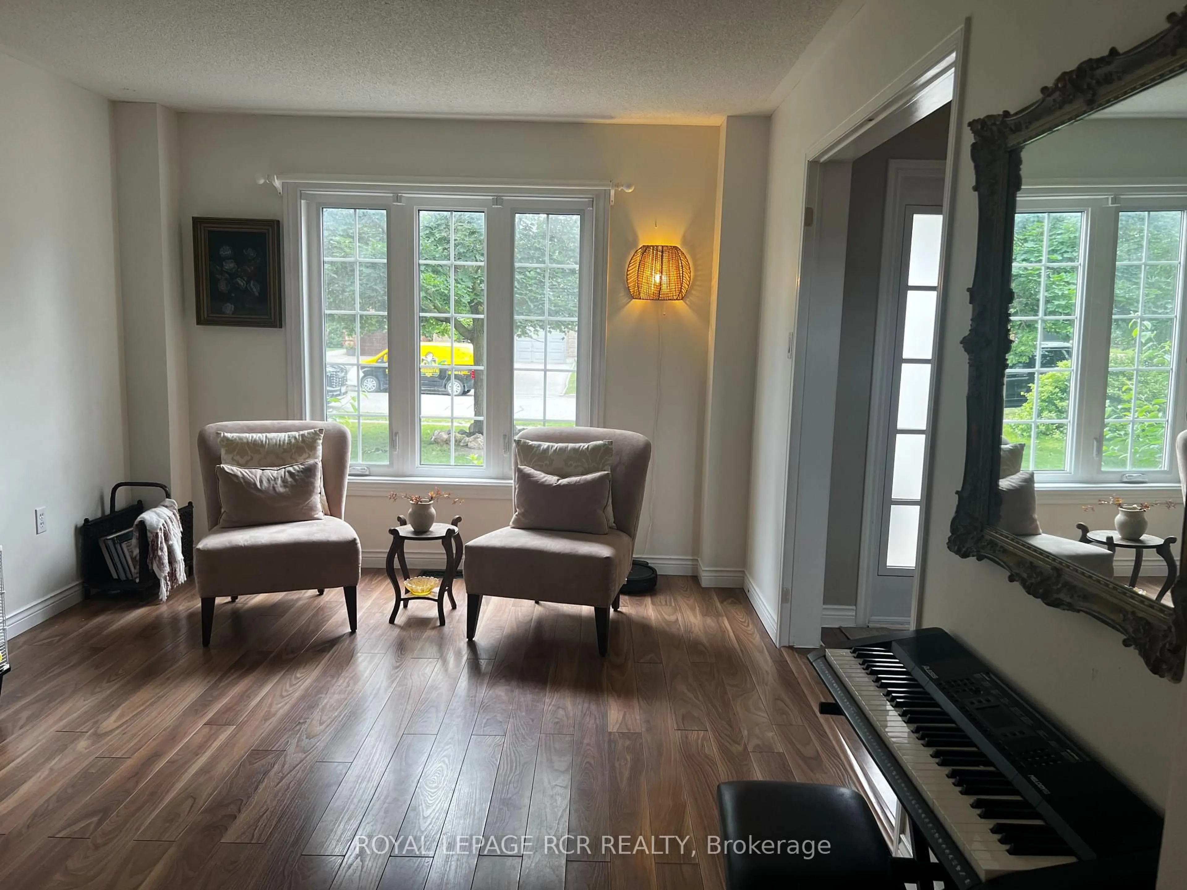 Living room with furniture, unknown for 46 Oak St, New Tecumseth Ontario L9R 1M9