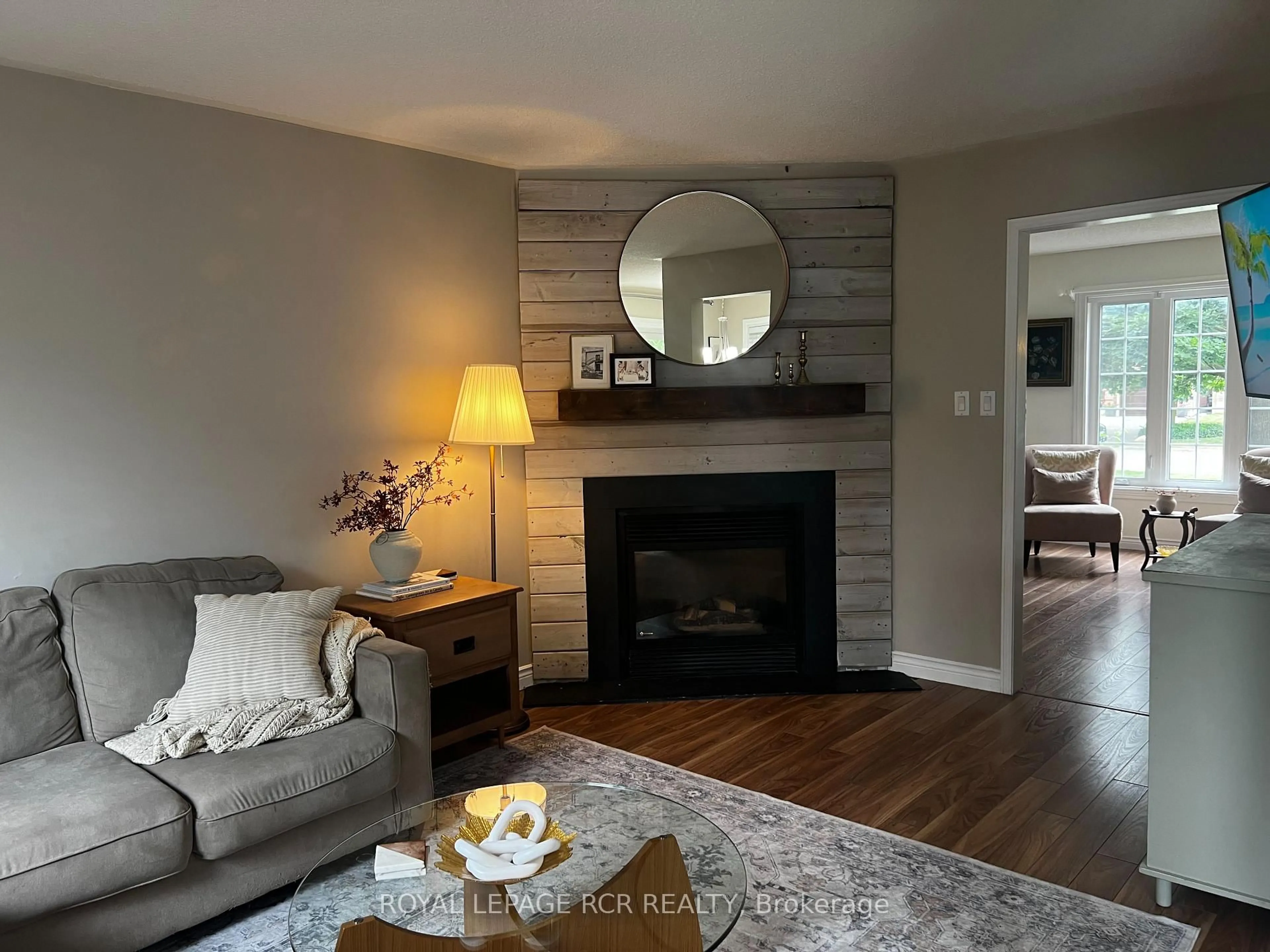 Living room with furniture, wood/laminate floor for 46 Oak St, New Tecumseth Ontario L9R 1M9