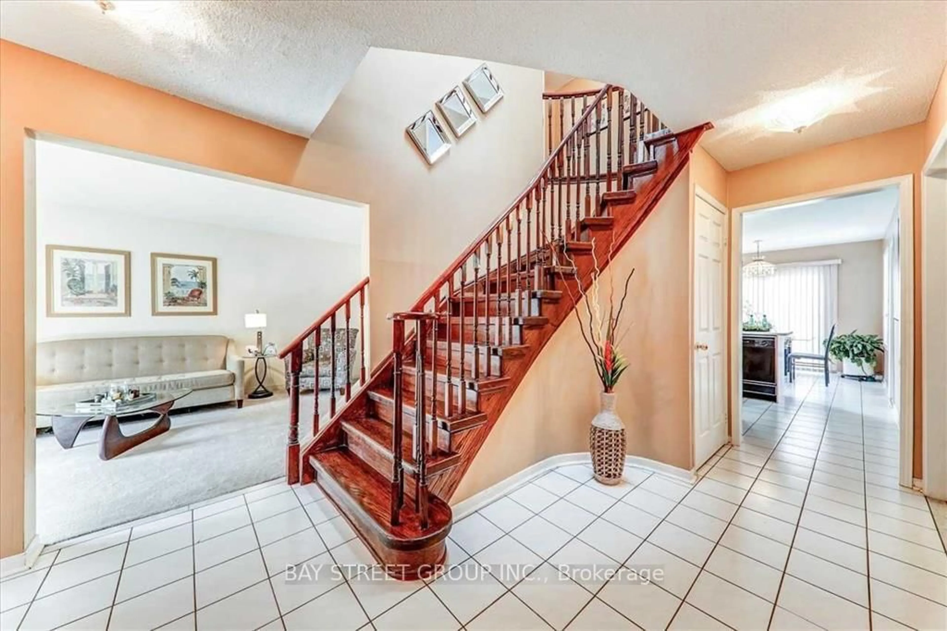 Indoor foyer for 36 NORMAN ROSS Dr, Markham Ontario L3S 3E8