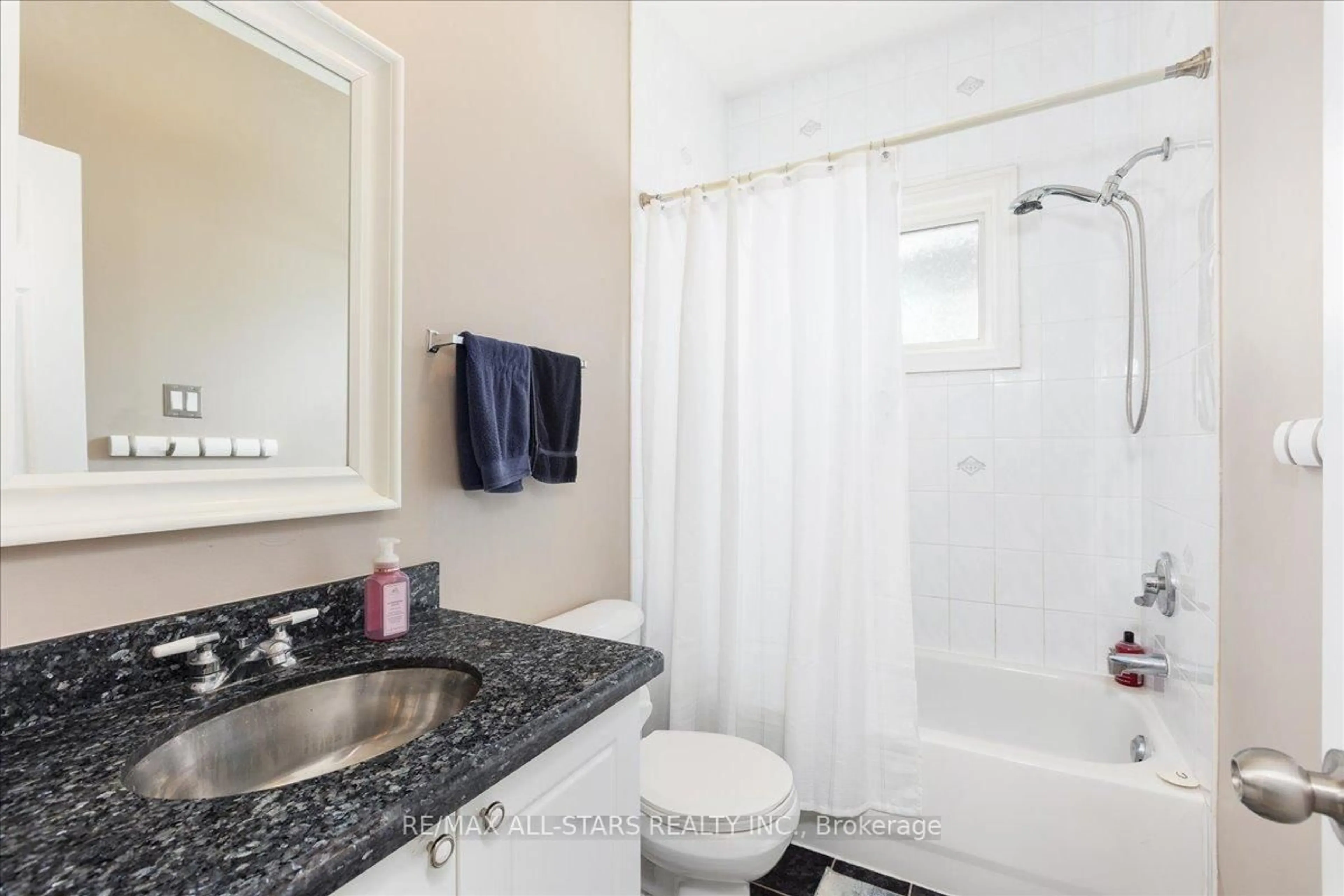 Standard bathroom, ceramic/tile floor for 98 Bayview Ave, Georgina Ontario L4P 2S9