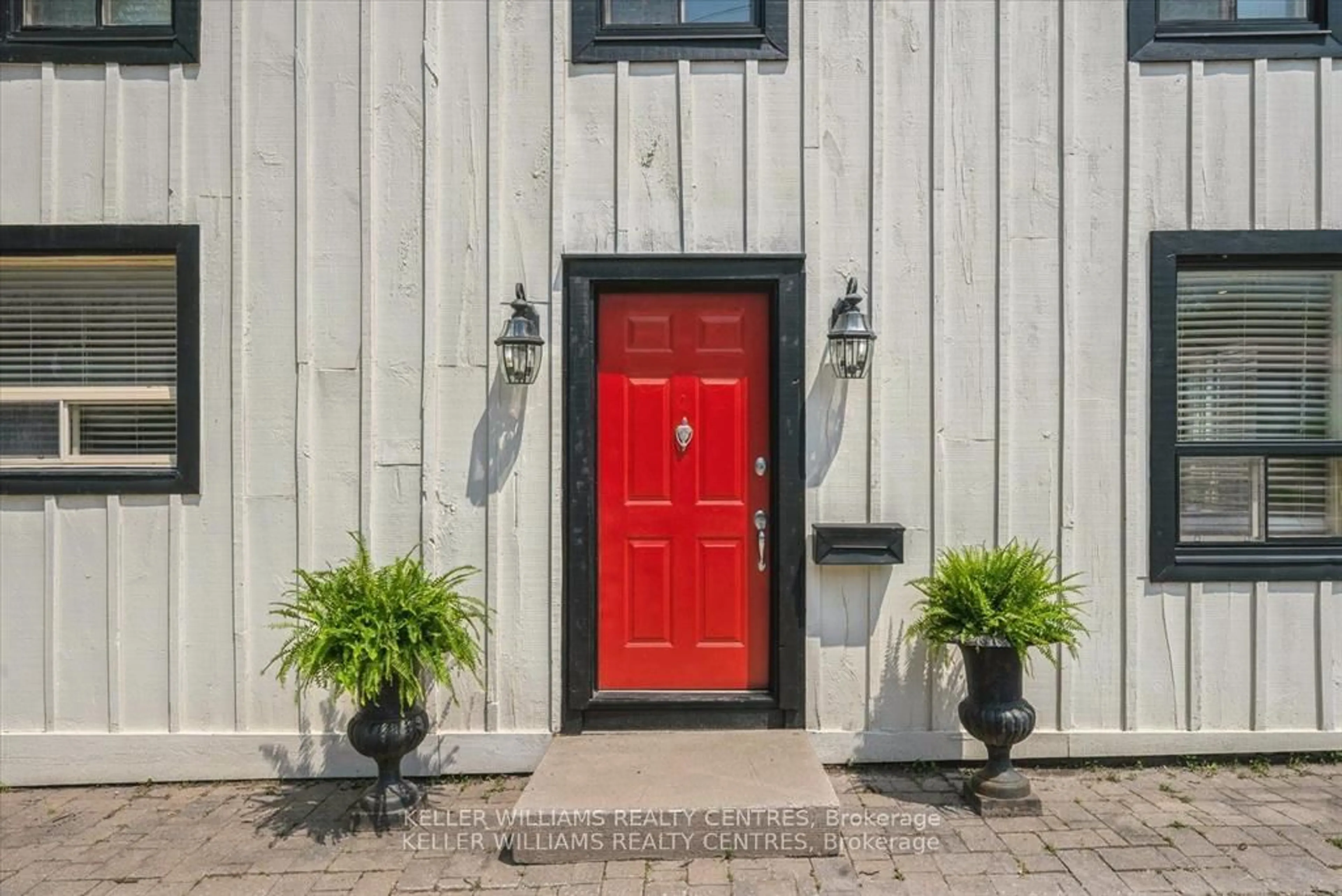 Indoor entryway for 19277 Yonge St, East Gwillimbury Ontario L9N 1L1