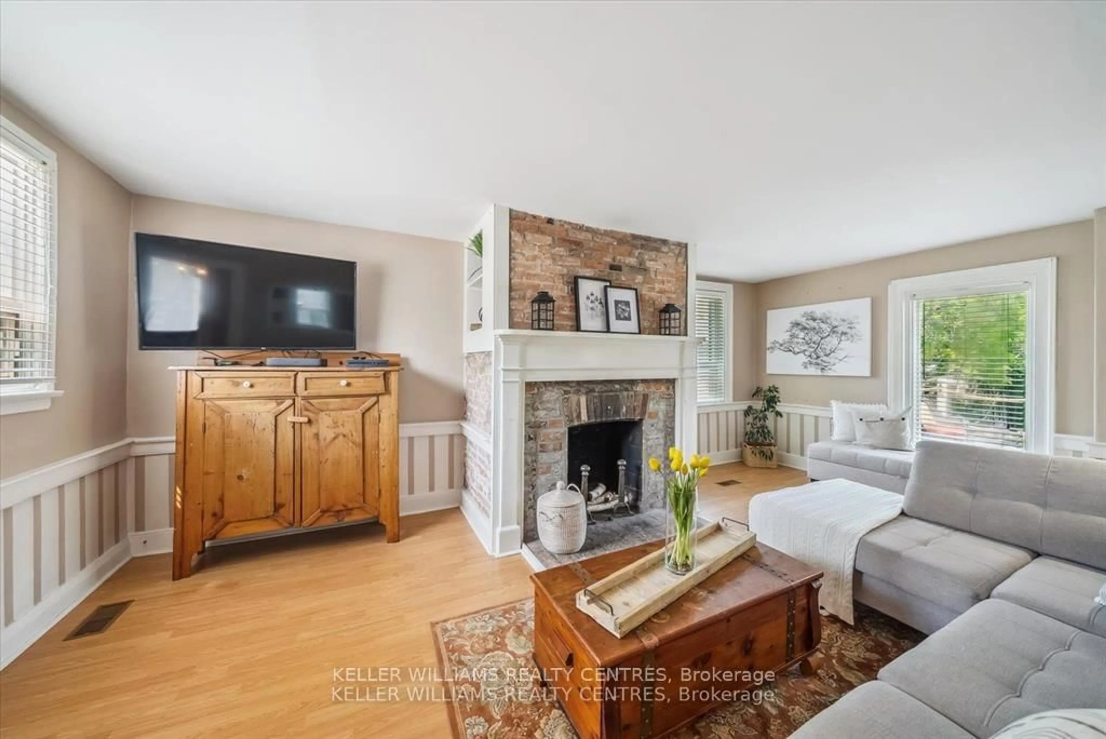 Living room with furniture, unknown for 19277 Yonge St, East Gwillimbury Ontario L9N 1L1