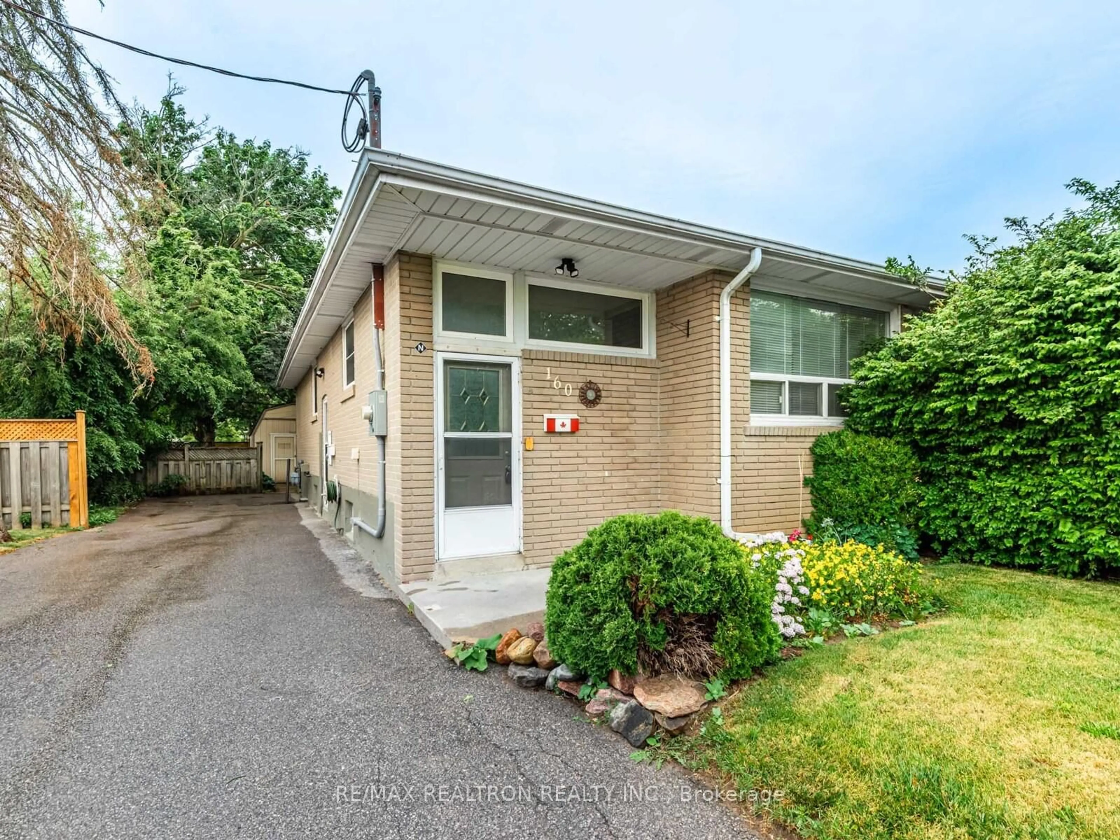 Home with brick exterior material, street for 160 Longford Dr, Newmarket Ontario L3Y 2Y8