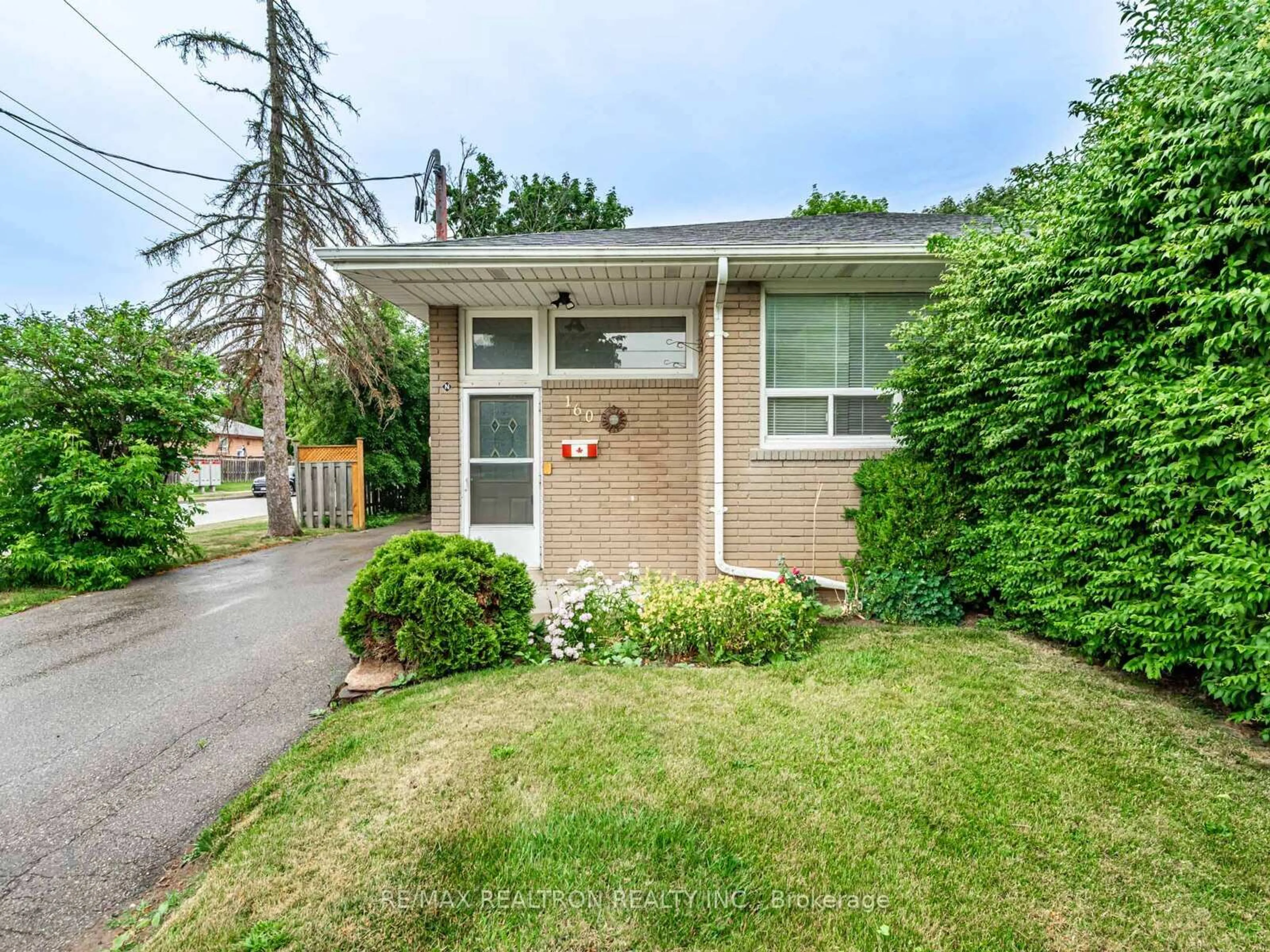 Home with brick exterior material, street for 160 Longford Dr, Newmarket Ontario L3Y 2Y8