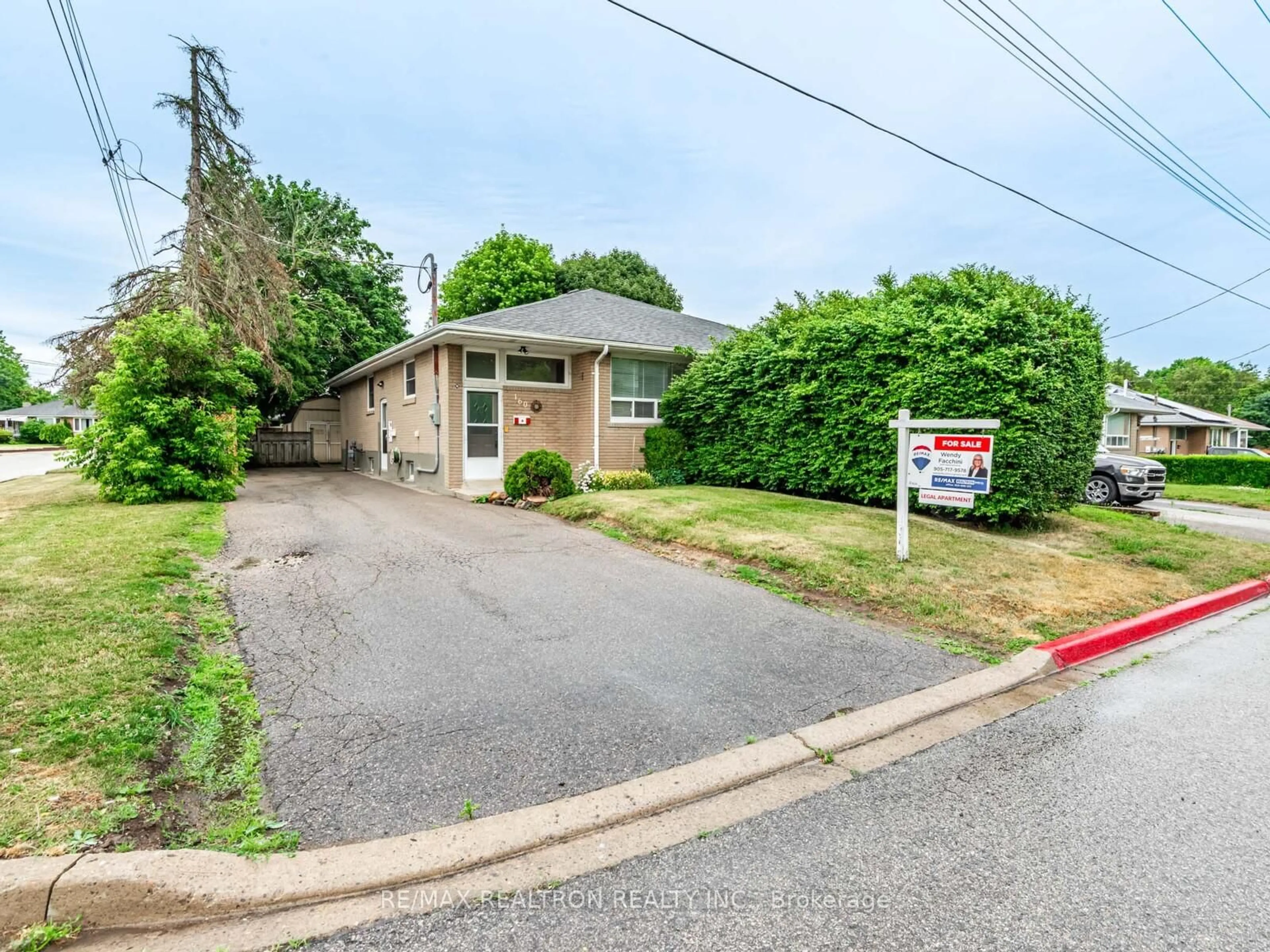 A pic from outside/outdoor area/front of a property/back of a property/a pic from drone, street for 160 Longford Dr, Newmarket Ontario L3Y 2Y8