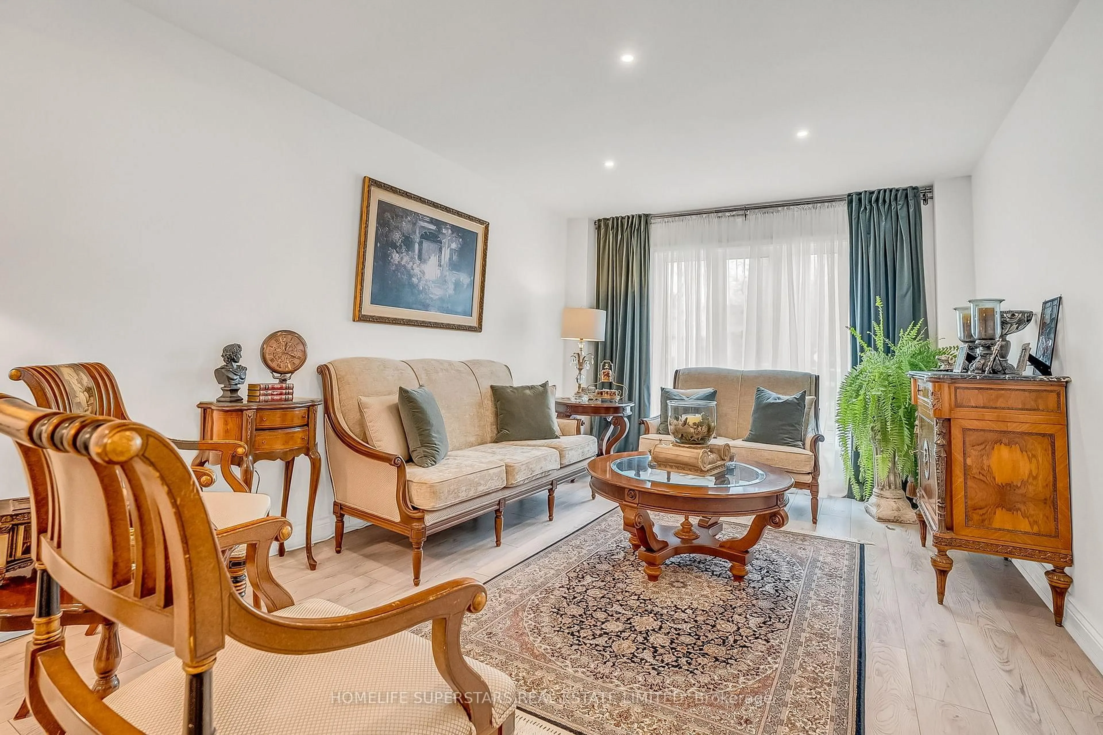 Living room with furniture, unknown for 38 Baycroft Lane, Aurora Ontario L4G 4P8