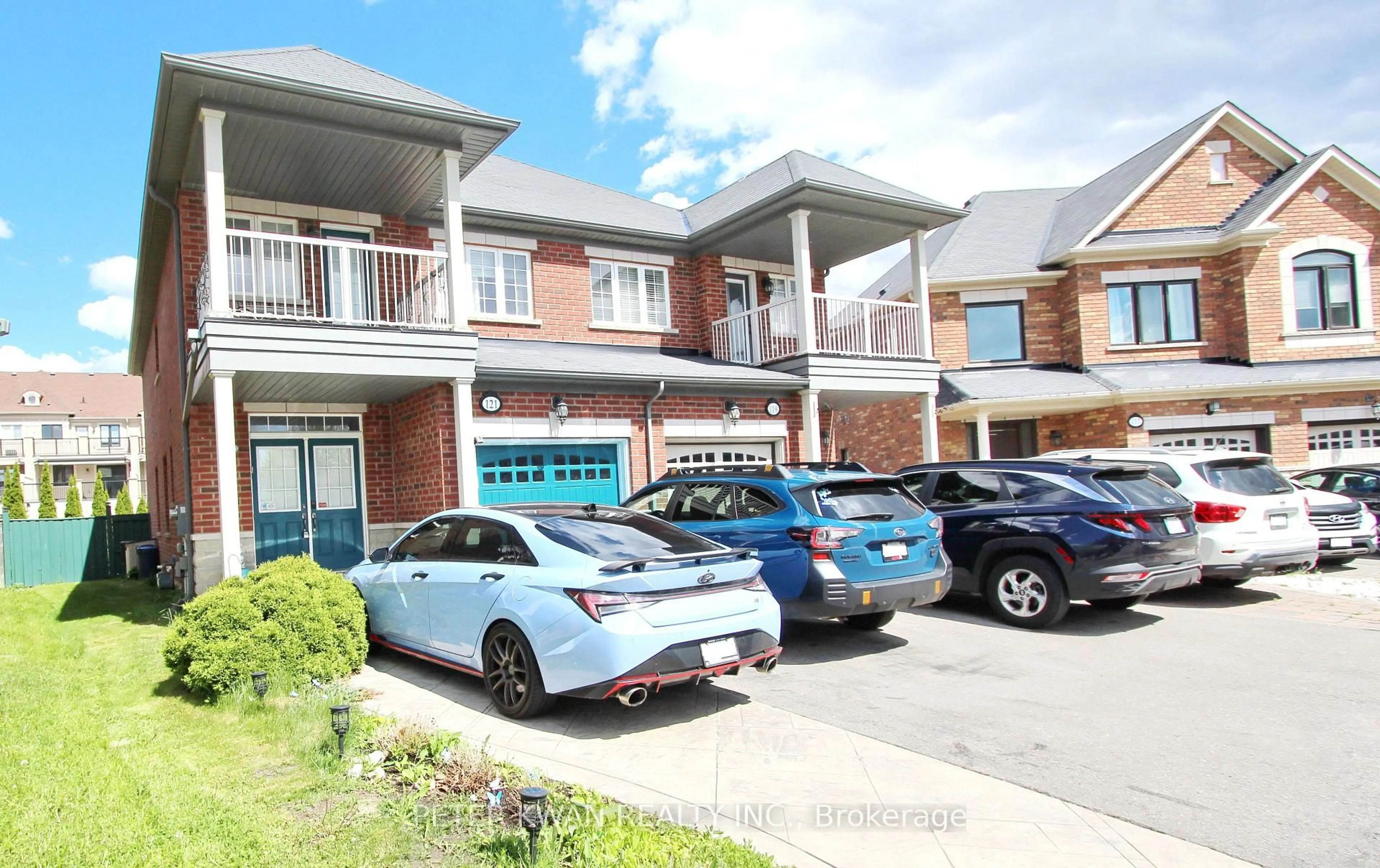 A pic from outside/outdoor area/front of a property/back of a property/a pic from drone, street for 121 Warbler Ave, Vaughan Ontario L6A 0X9