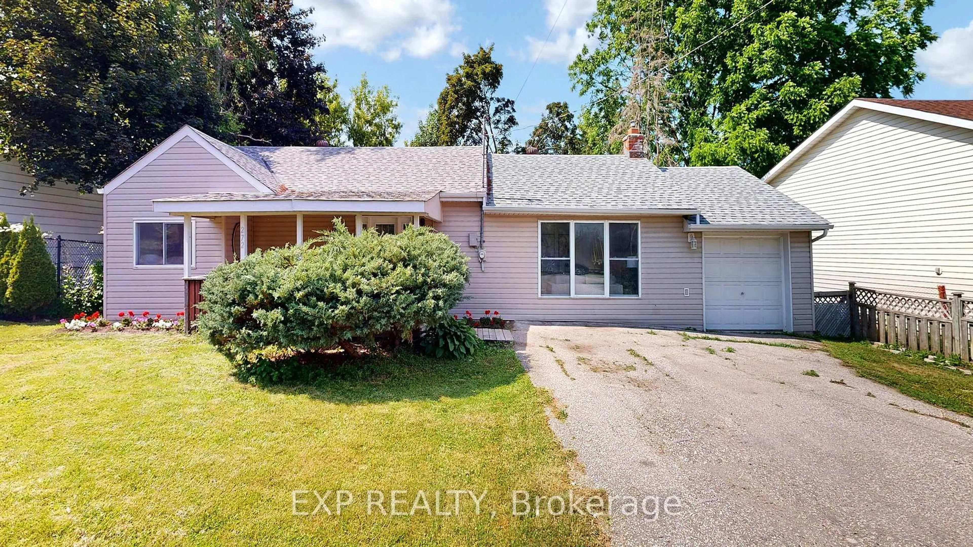 A pic from outside/outdoor area/front of a property/back of a property/a pic from drone, street for 272 Mcmillan Dr, Georgina Ontario L4P 3C5