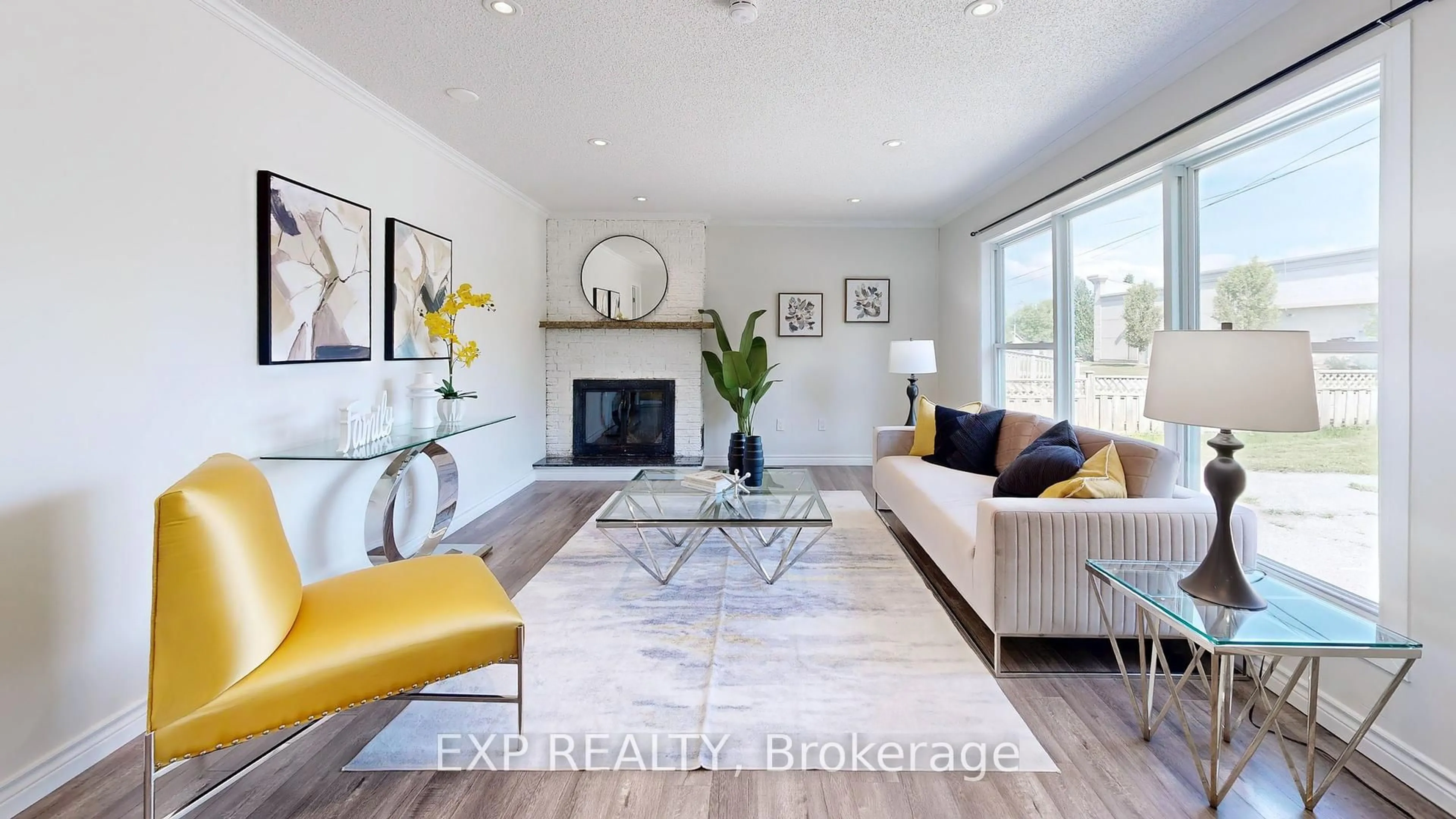 Living room with furniture, unknown for 272 Mcmillan Dr, Georgina Ontario L4P 3C5