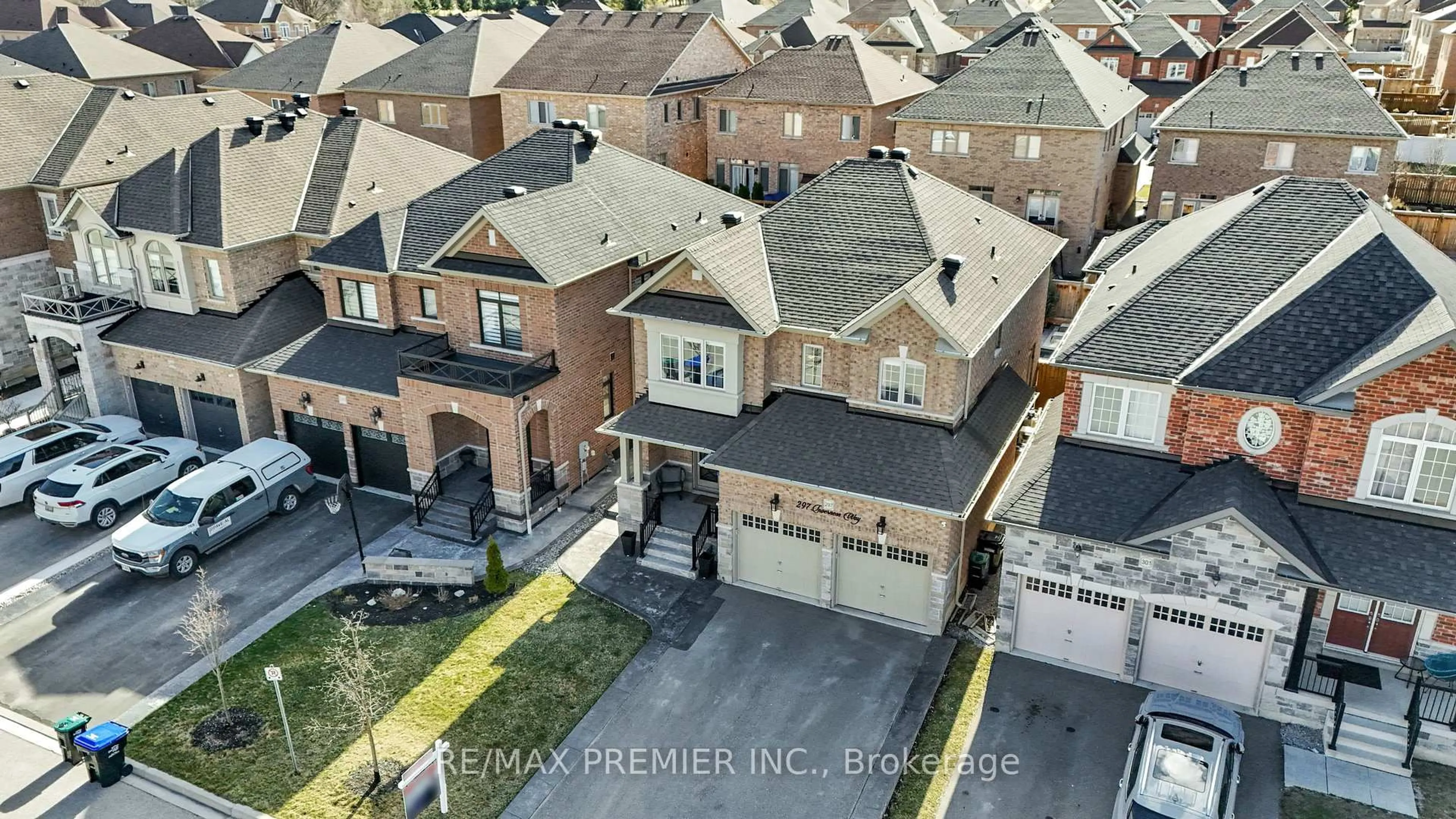 A pic from outside/outdoor area/front of a property/back of a property/a pic from drone, street for 297 Inverness Way, Bradford West Gwillimbury Ontario L3Z 2A8