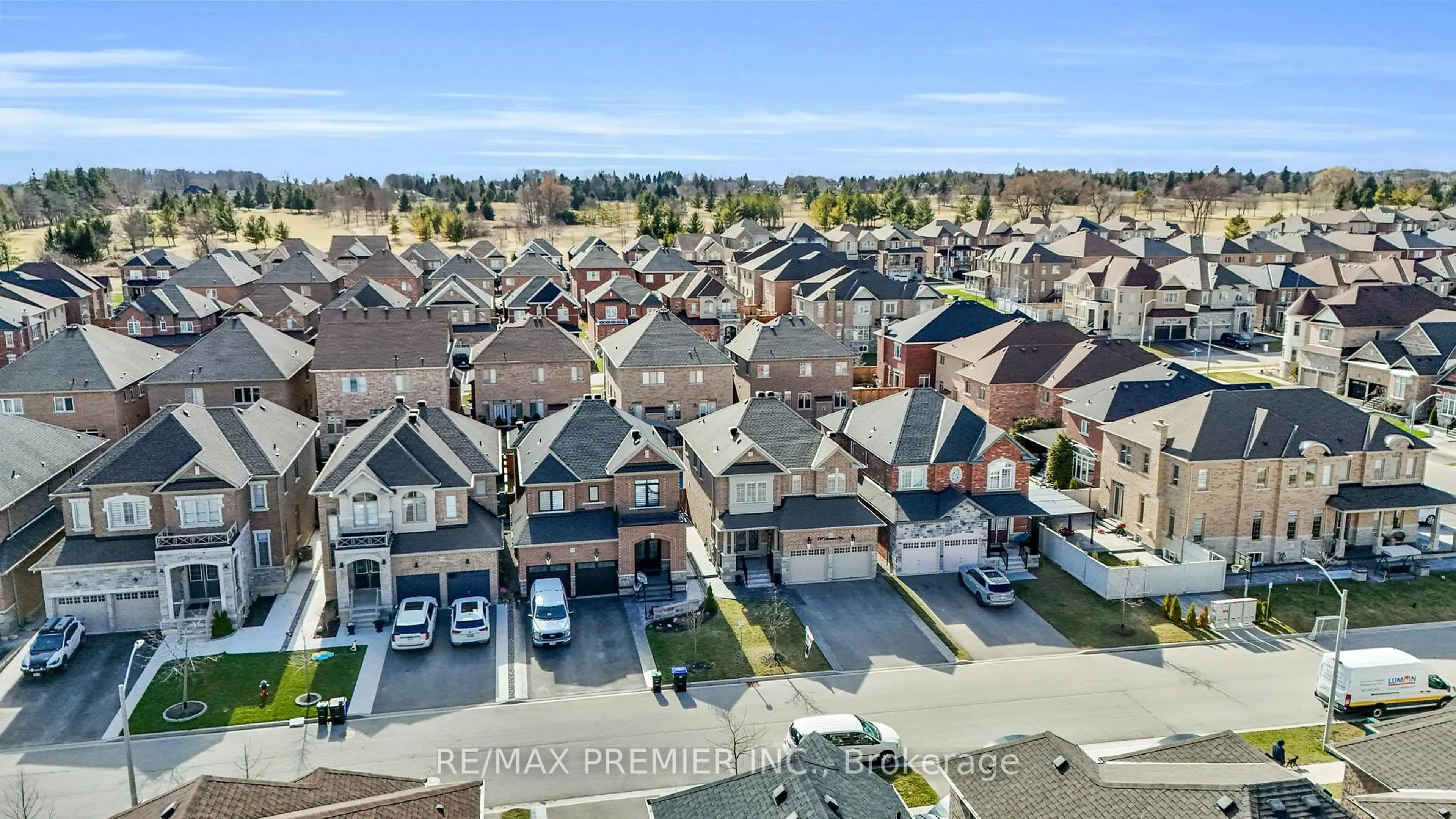 A pic from outside/outdoor area/front of a property/back of a property/a pic from drone, street for 297 Inverness Way, Bradford West Gwillimbury Ontario L3Z 2A8