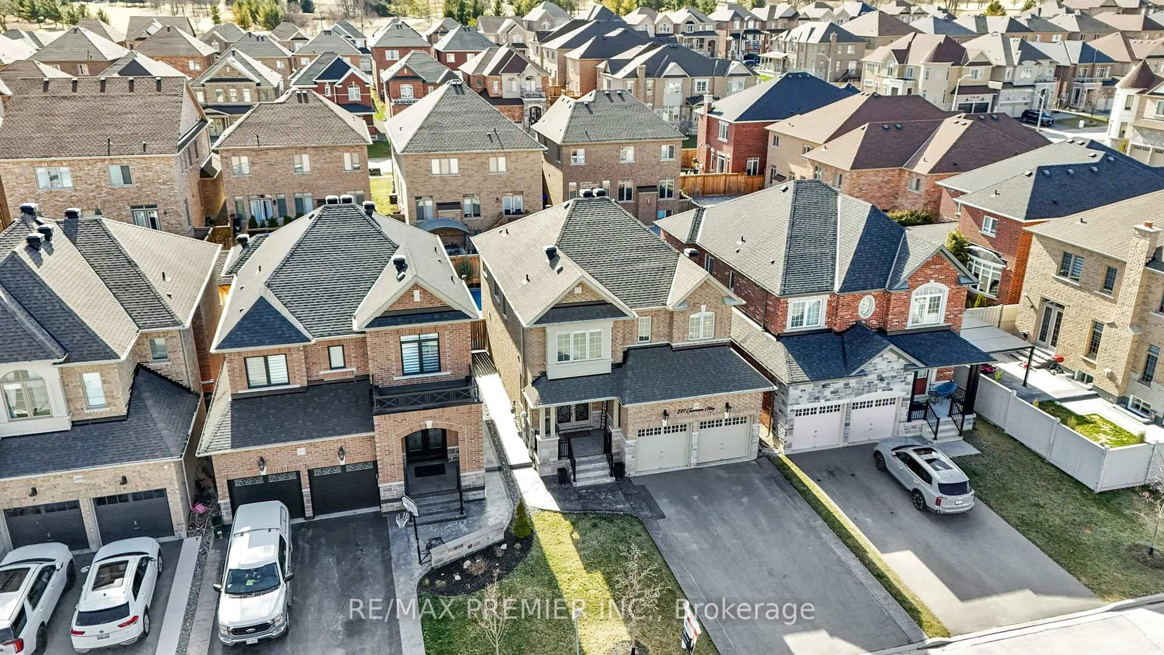 A pic from outside/outdoor area/front of a property/back of a property/a pic from drone, street for 297 Inverness Way, Bradford West Gwillimbury Ontario L3Z 2A8