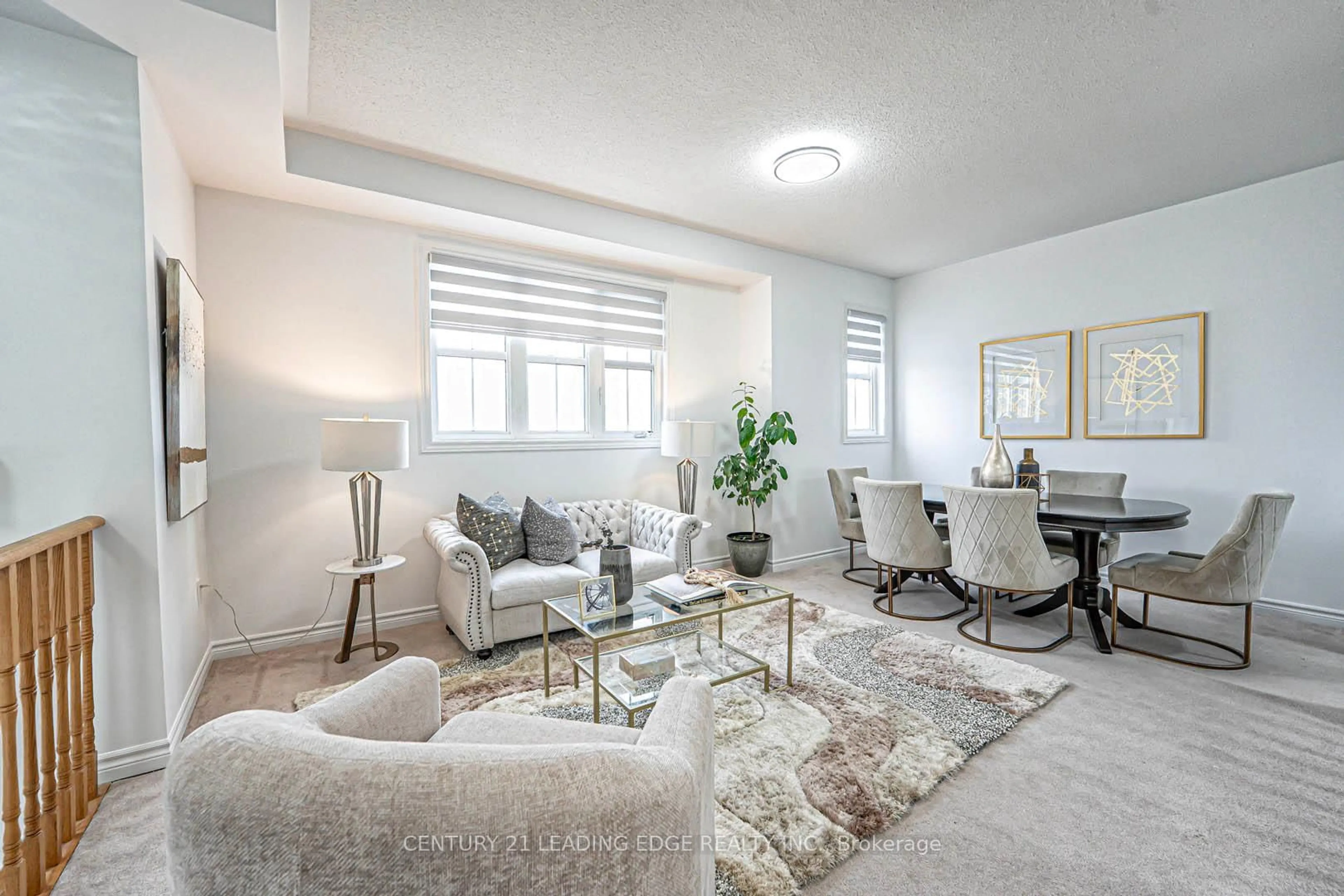 Living room with furniture, unknown for 87 Ridge Gate Cres, East Gwillimbury Ontario L0G 1M0