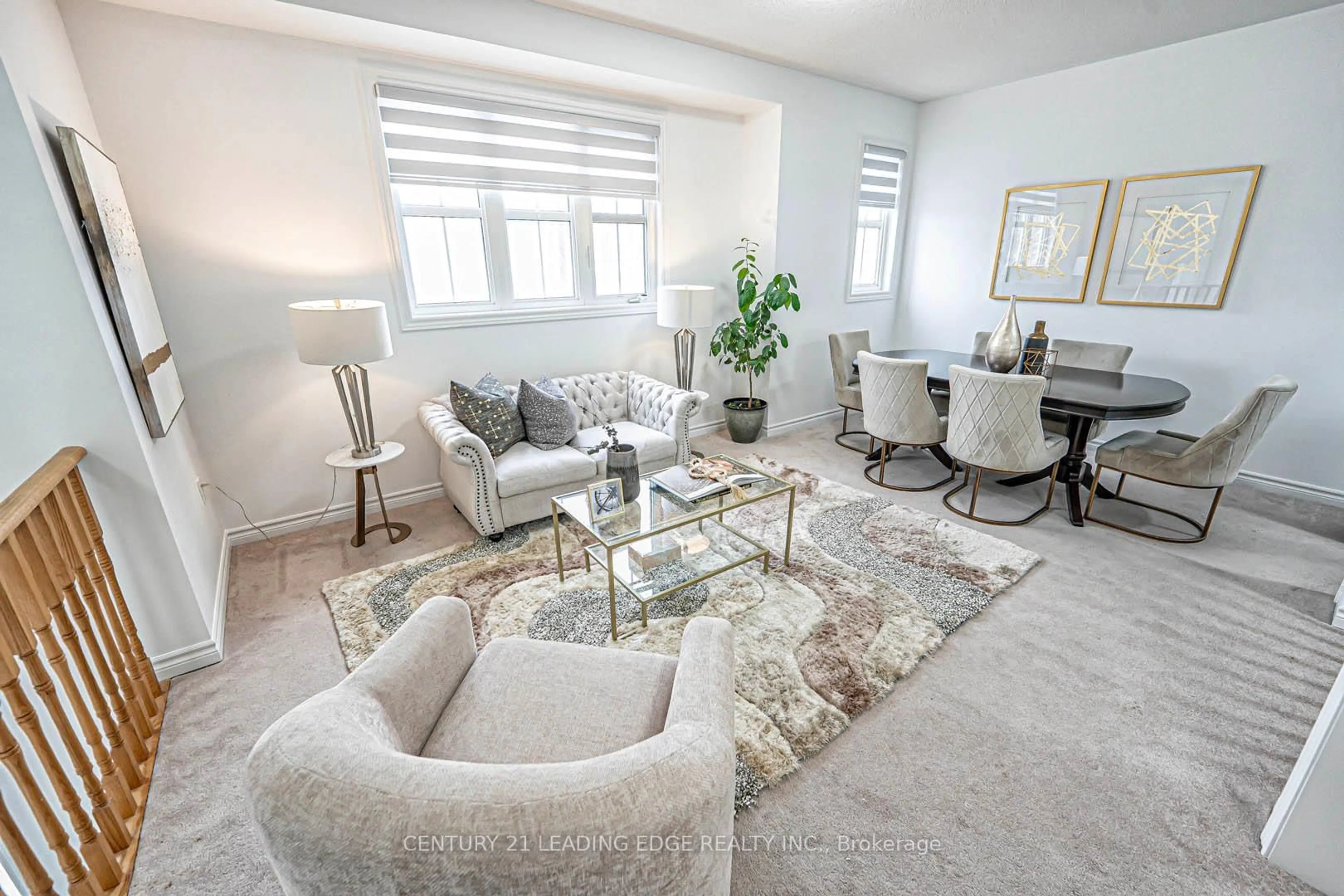 Living room with furniture, unknown for 87 Ridge Gate Cres, East Gwillimbury Ontario L0G 1M0