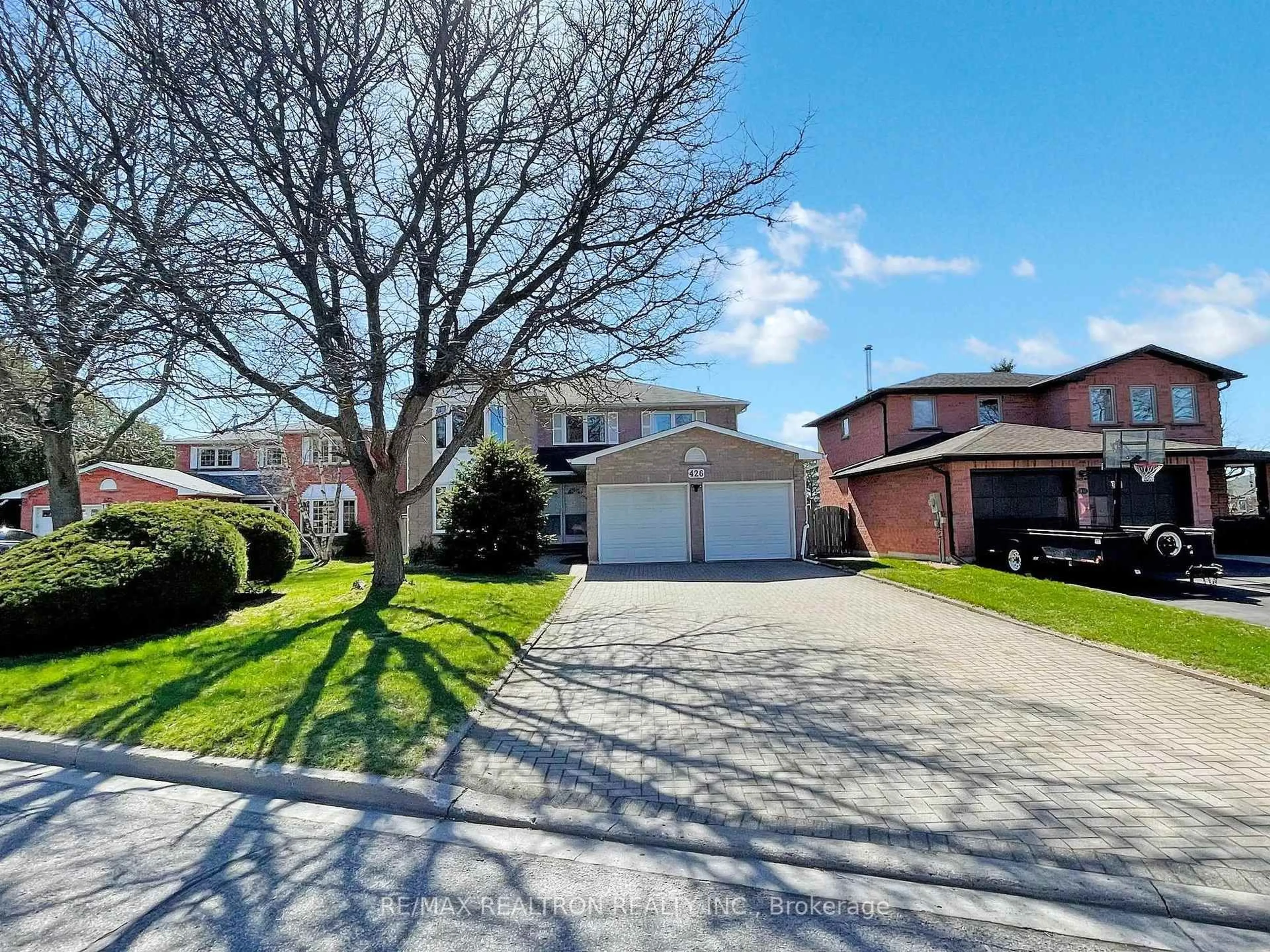 A pic from outside/outdoor area/front of a property/back of a property/a pic from drone, street for 426 Herridge Circ, Newmarket Ontario L3Y 7H6