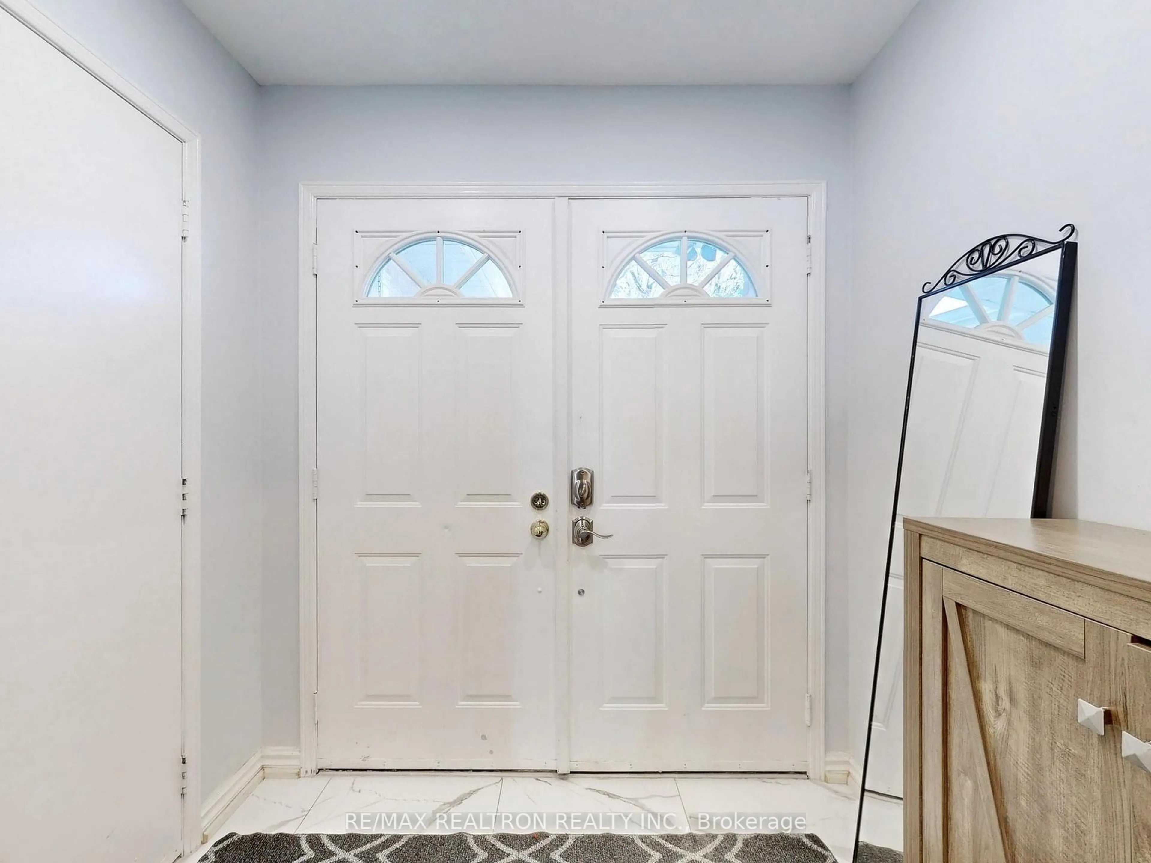 Indoor entryway for 426 Herridge Circ, Newmarket Ontario L3Y 7H6