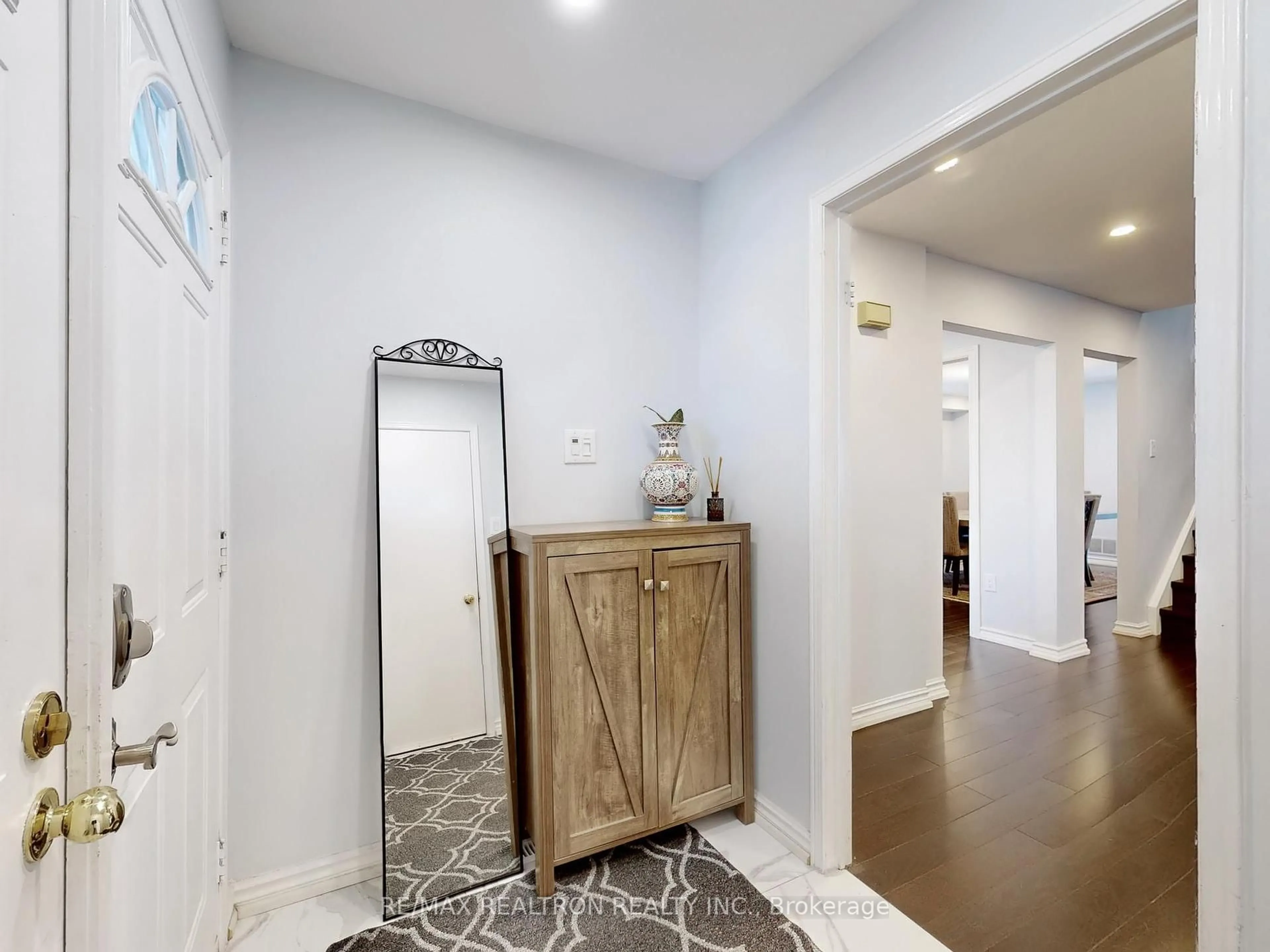 Indoor foyer for 426 Herridge Circ, Newmarket Ontario L3Y 7H6