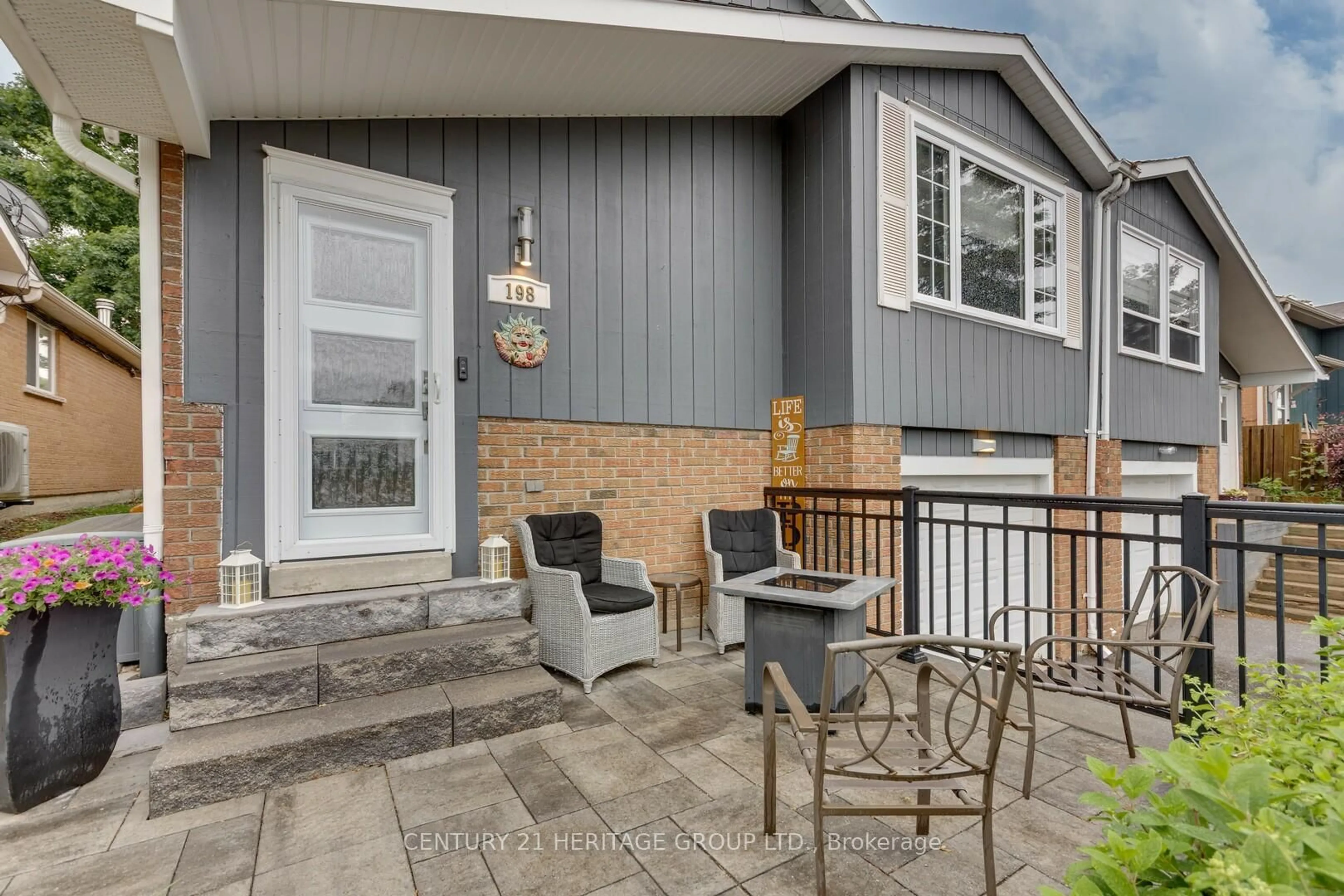 Patio, street for 198 Collings Ave, Bradford West Gwillimbury Ontario L3Z 1W1