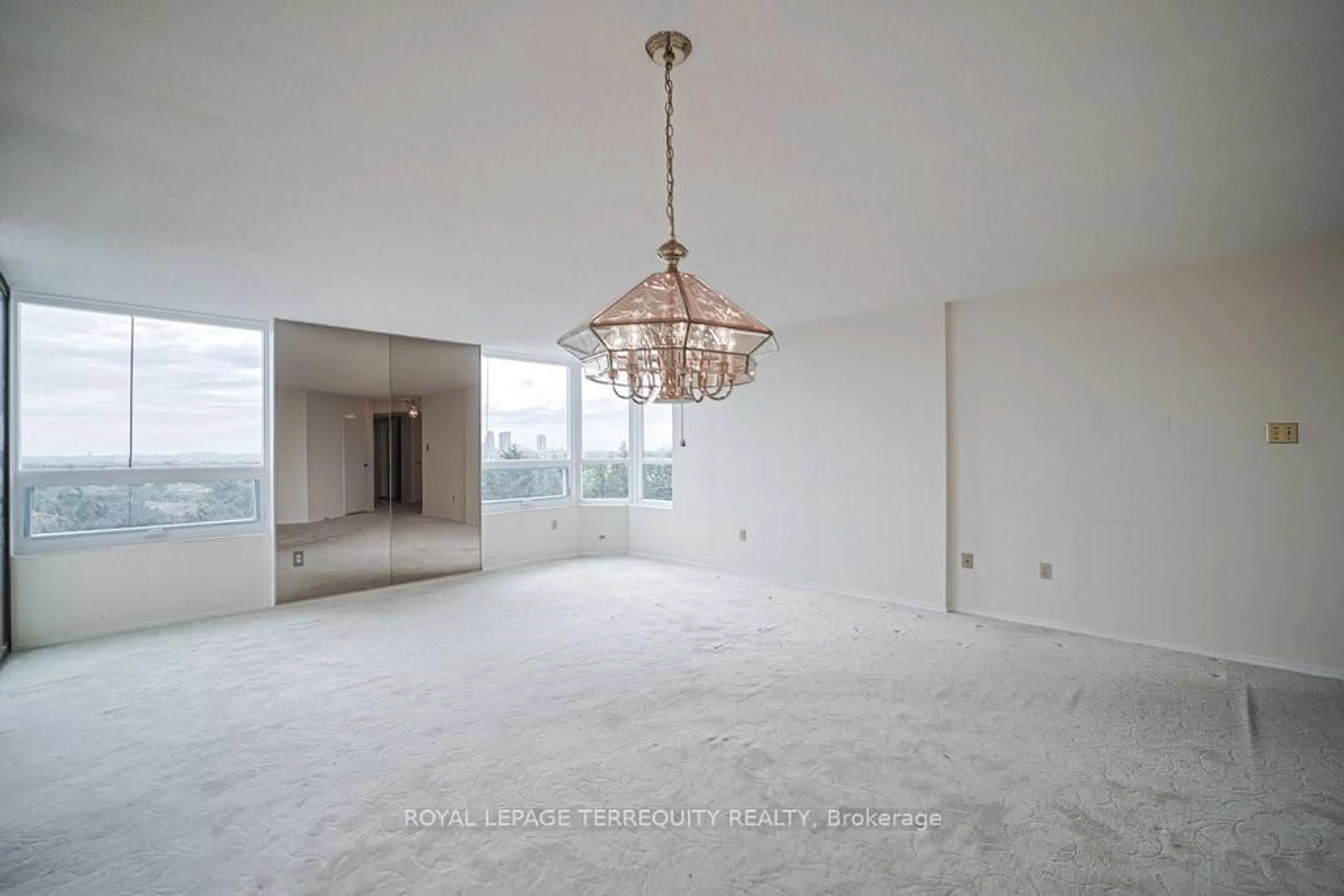 A pic of a room for 7601 Bathurst St #615, Vaughan Ontario L4J 4H5