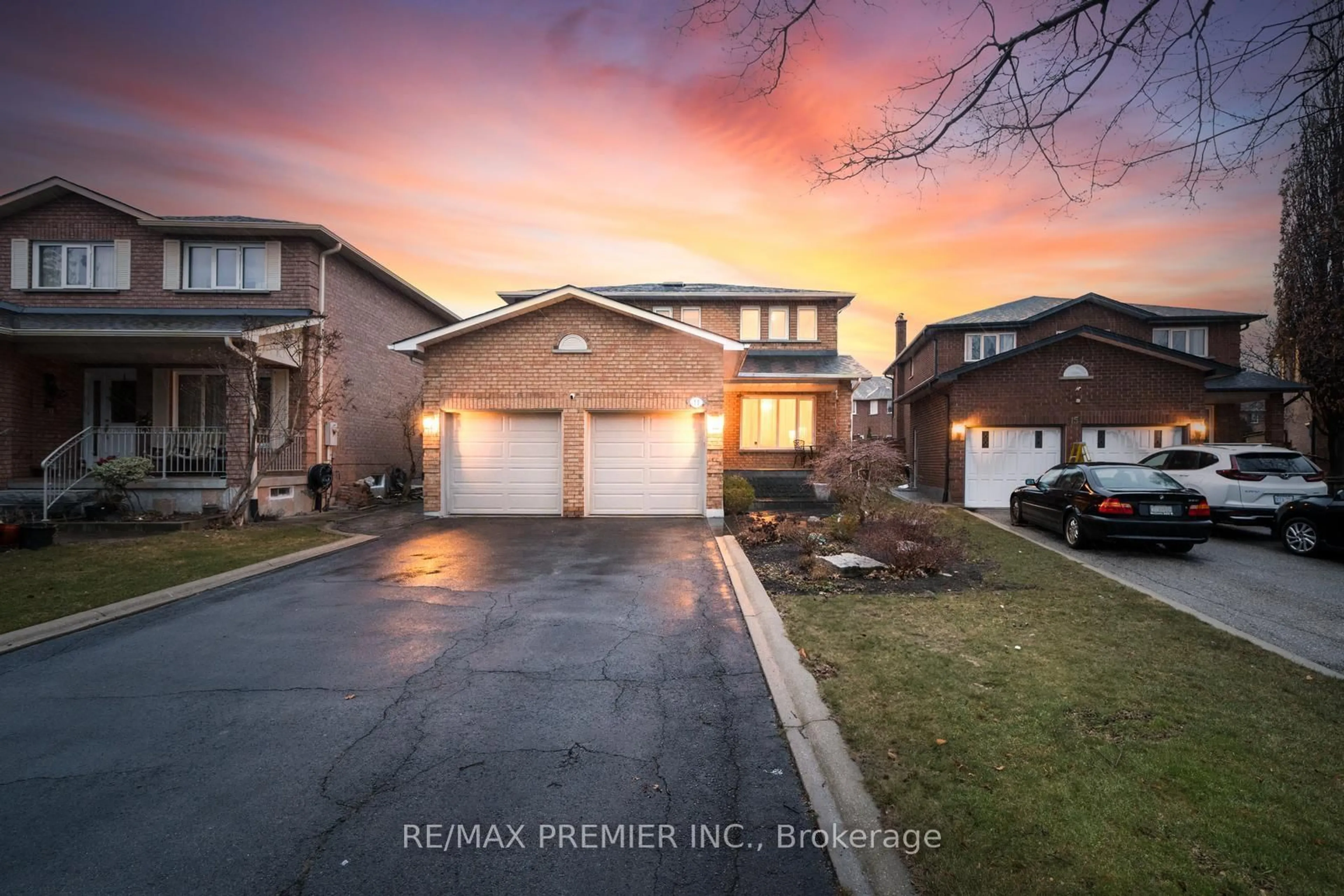 A pic from outside/outdoor area/front of a property/back of a property/a pic from drone, street for 11 Monica Crt, Vaughan Ontario L4L 7N5