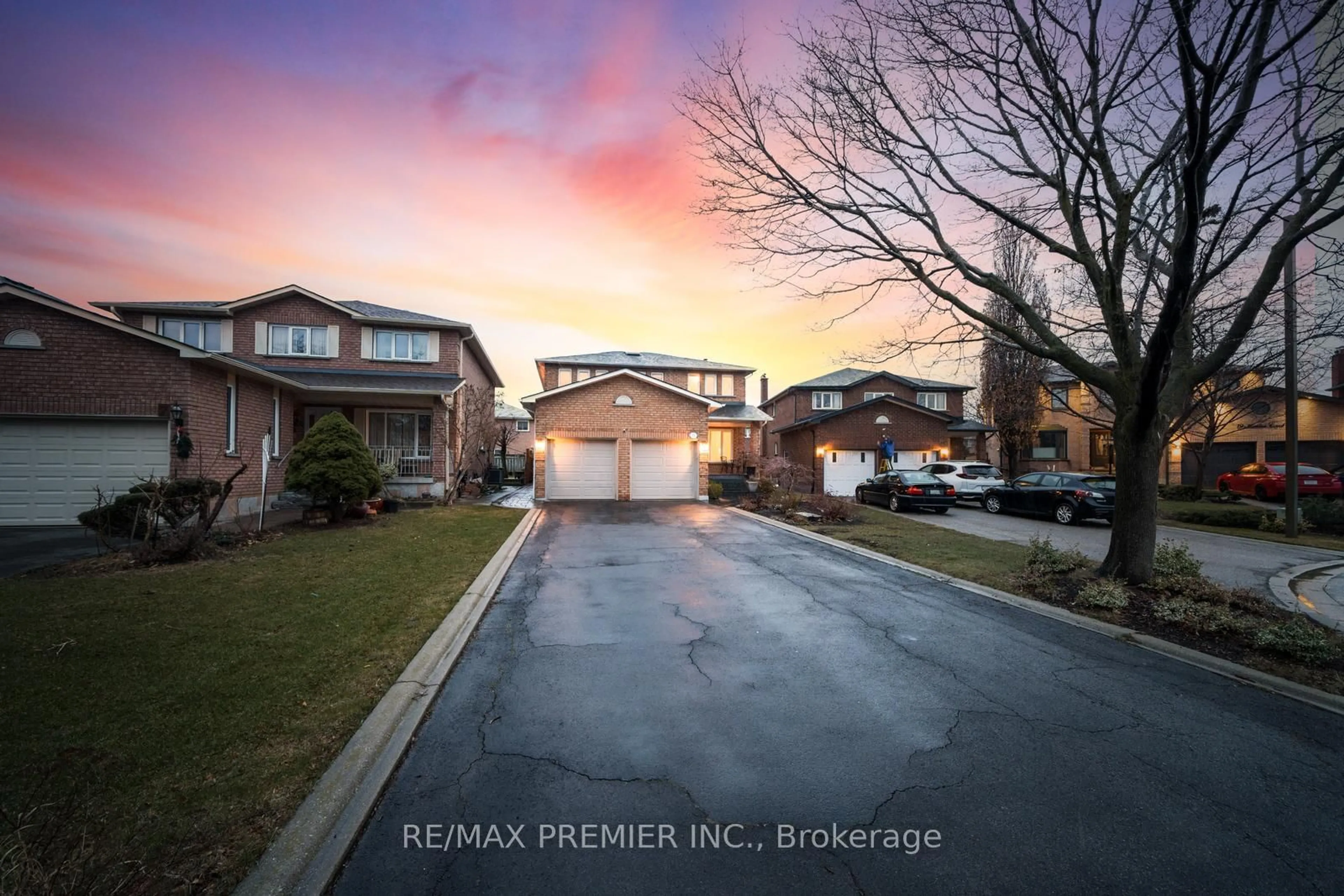 A pic from outside/outdoor area/front of a property/back of a property/a pic from drone, street for 11 Monica Crt, Vaughan Ontario L4L 7N5