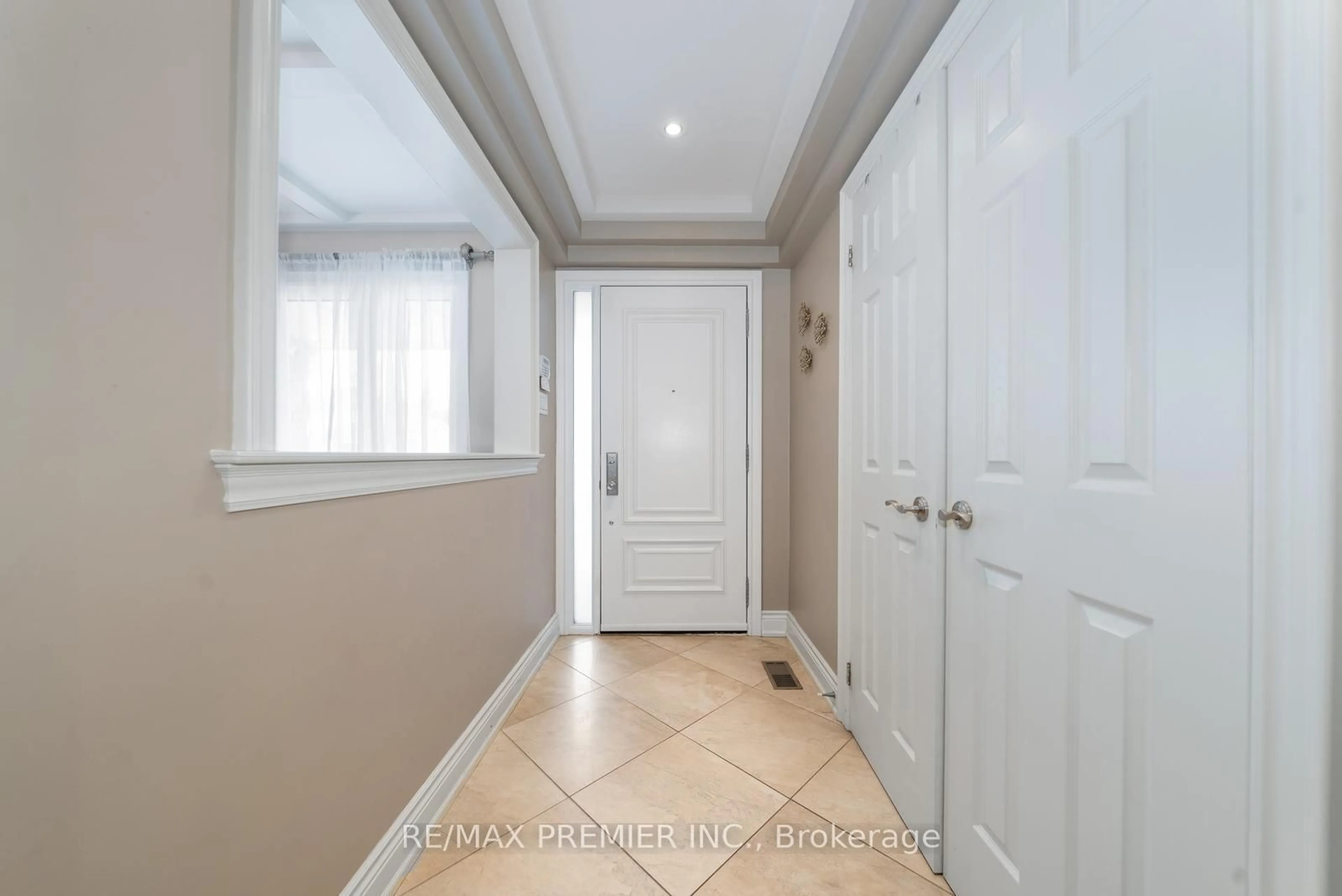 Indoor entryway for 11 Monica Crt, Vaughan Ontario L4L 7N5