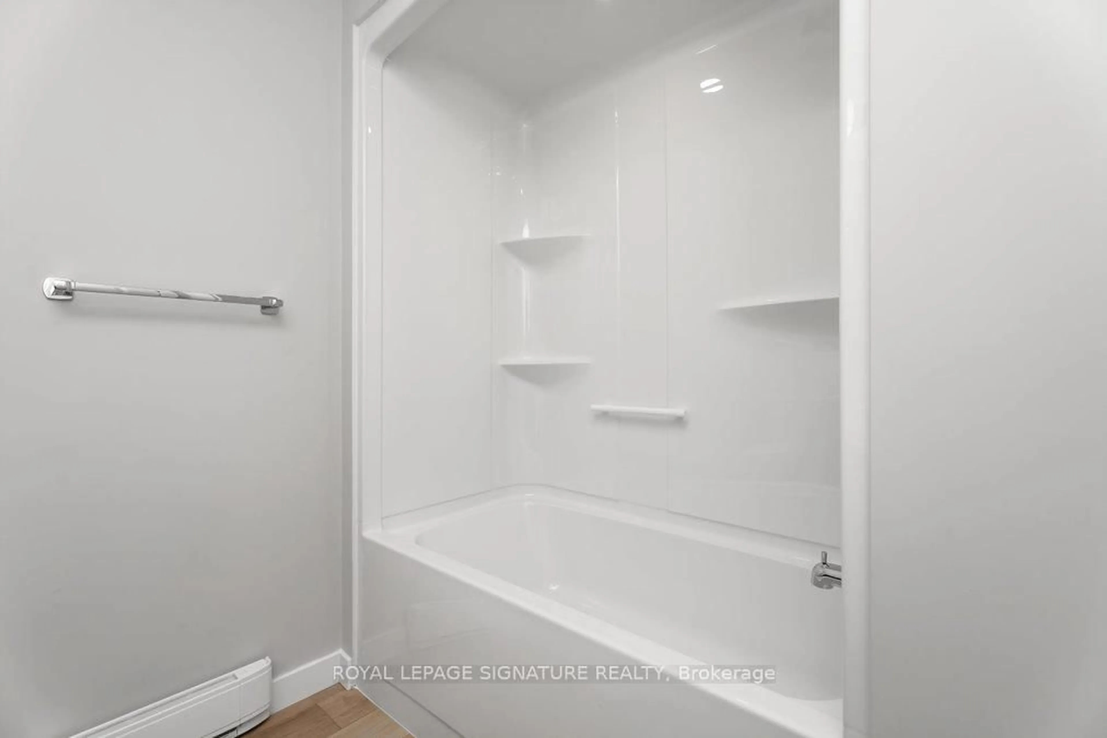 Standard bathroom, ceramic/tile floor for 18 Briar Wood Pl, Innisfil Ontario L0L 1L0