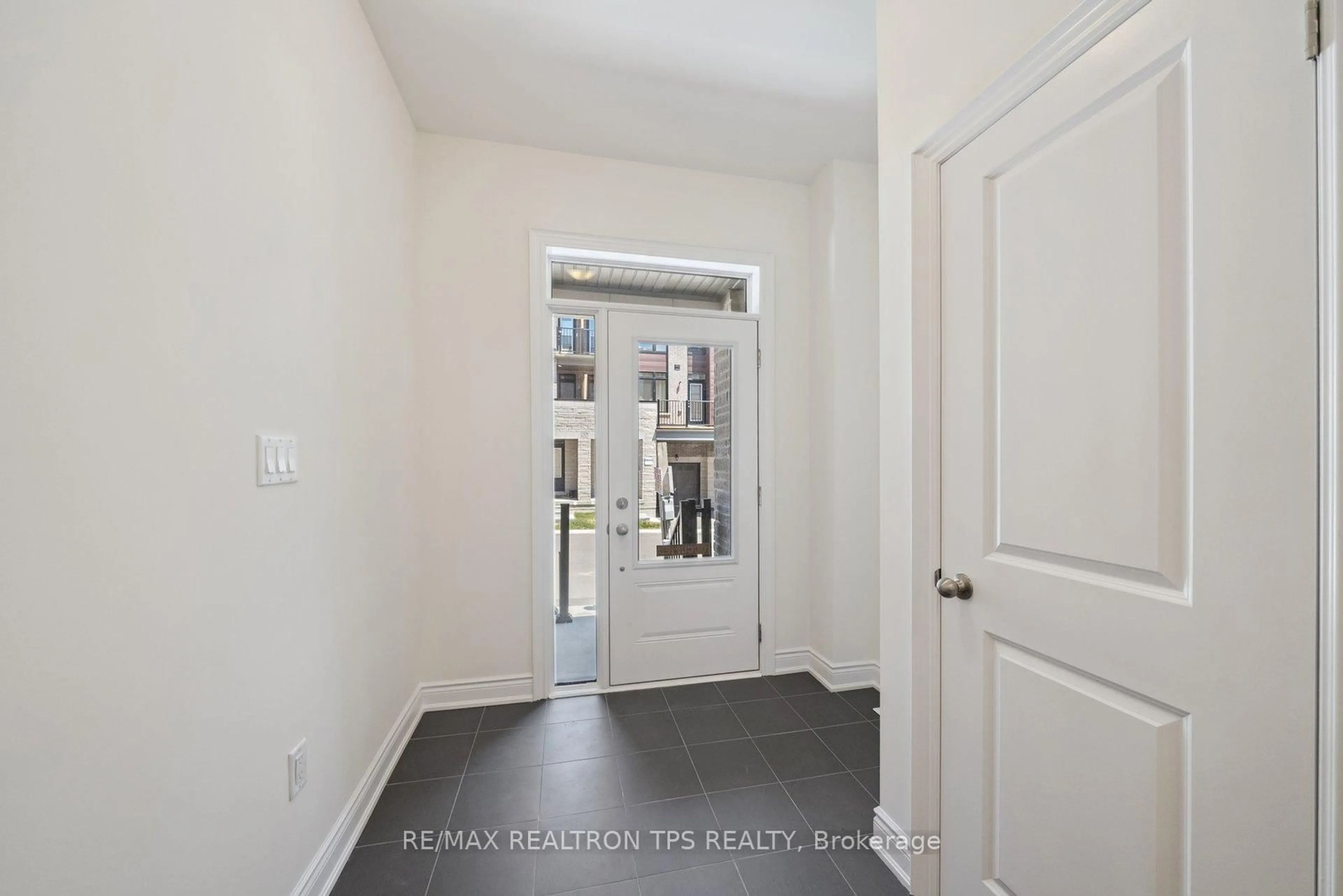 Indoor entryway for 12 Griffith St, Aurora Ontario L4G 4B1