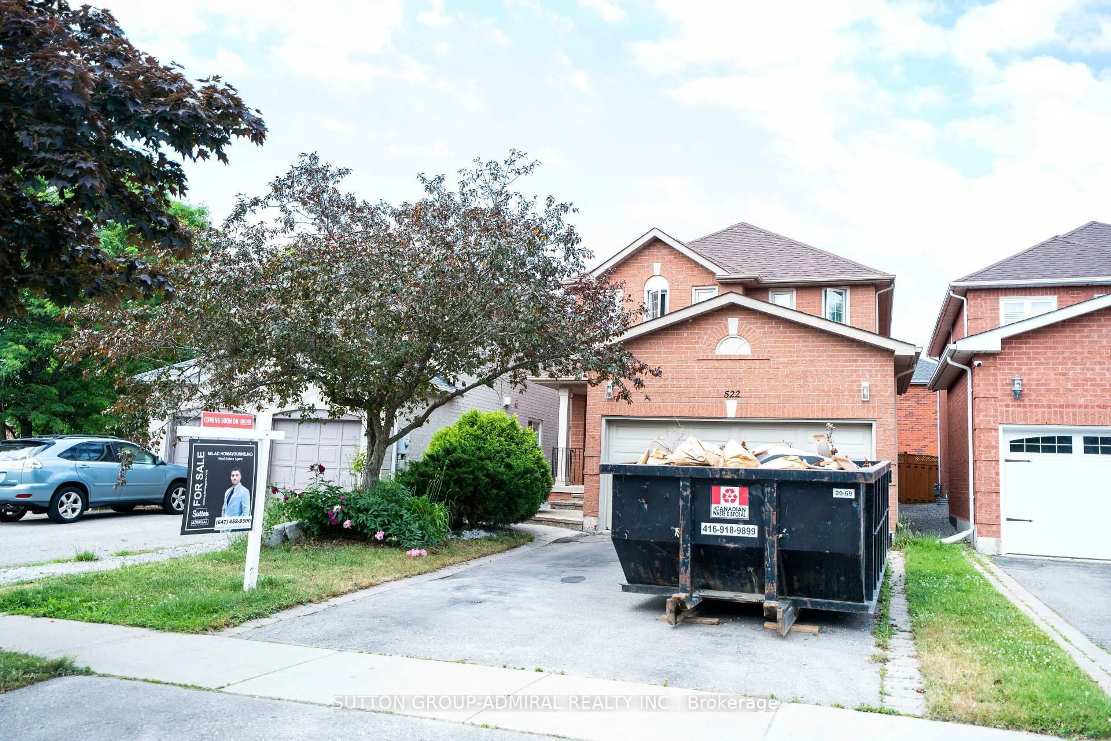 A pic from outside/outdoor area/front of a property/back of a property/a pic from drone, street for 522 Doubletree Lane, Newmarket Ontario L3X 2L3