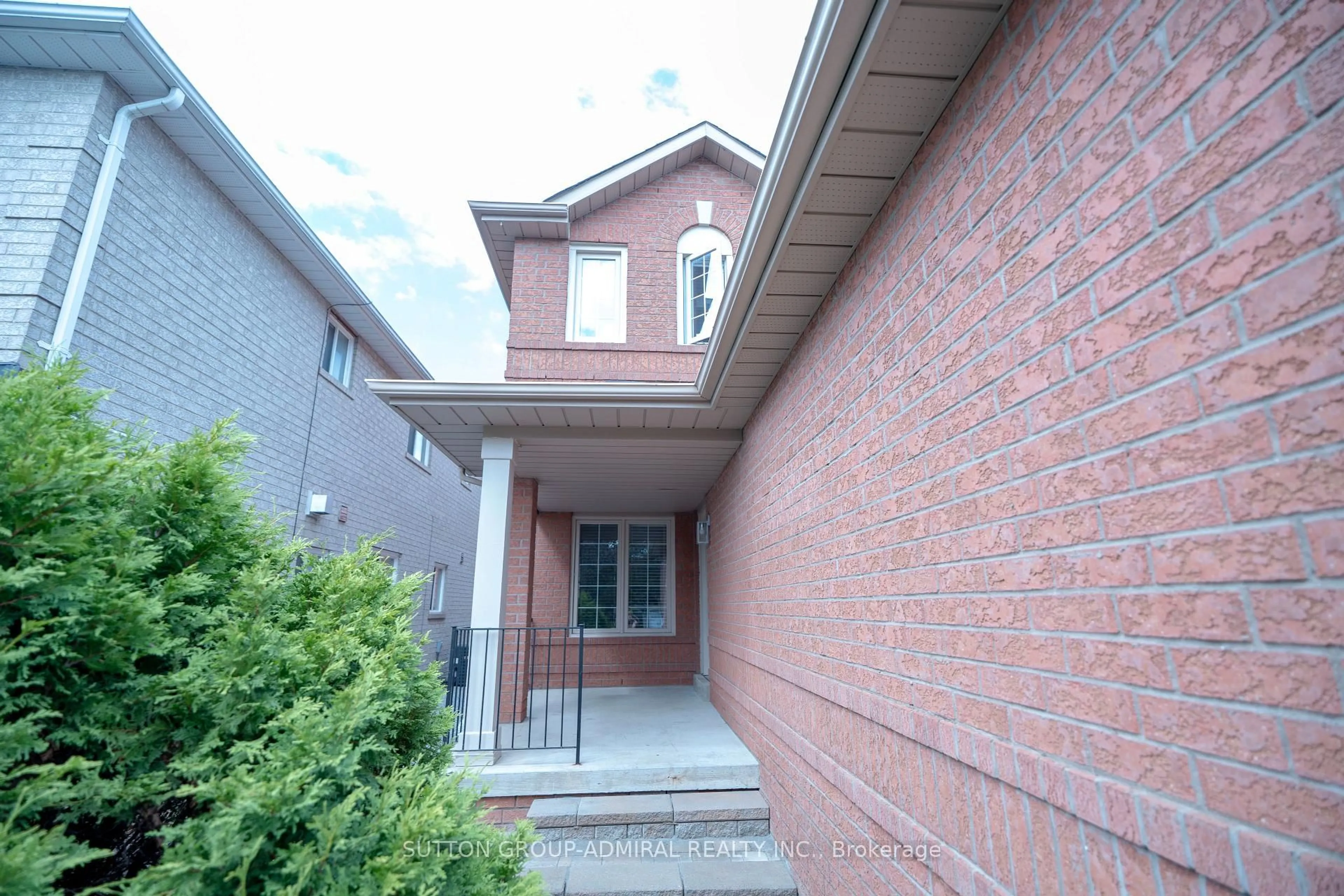 Home with brick exterior material, street for 522 Doubletree Lane, Newmarket Ontario L3X 2L3
