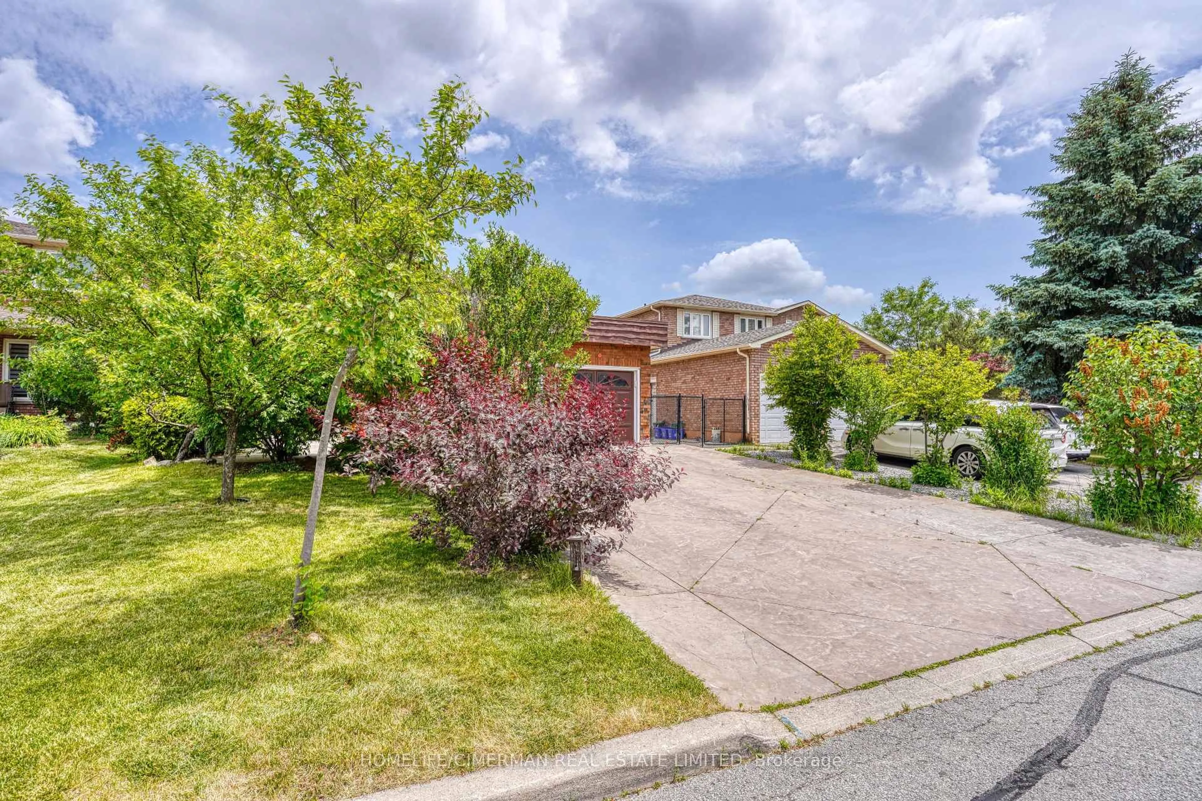 A pic from outside/outdoor area/front of a property/back of a property/a pic from drone, street for 40 Queenston Cres, Vaughan Ontario L4L 4A2
