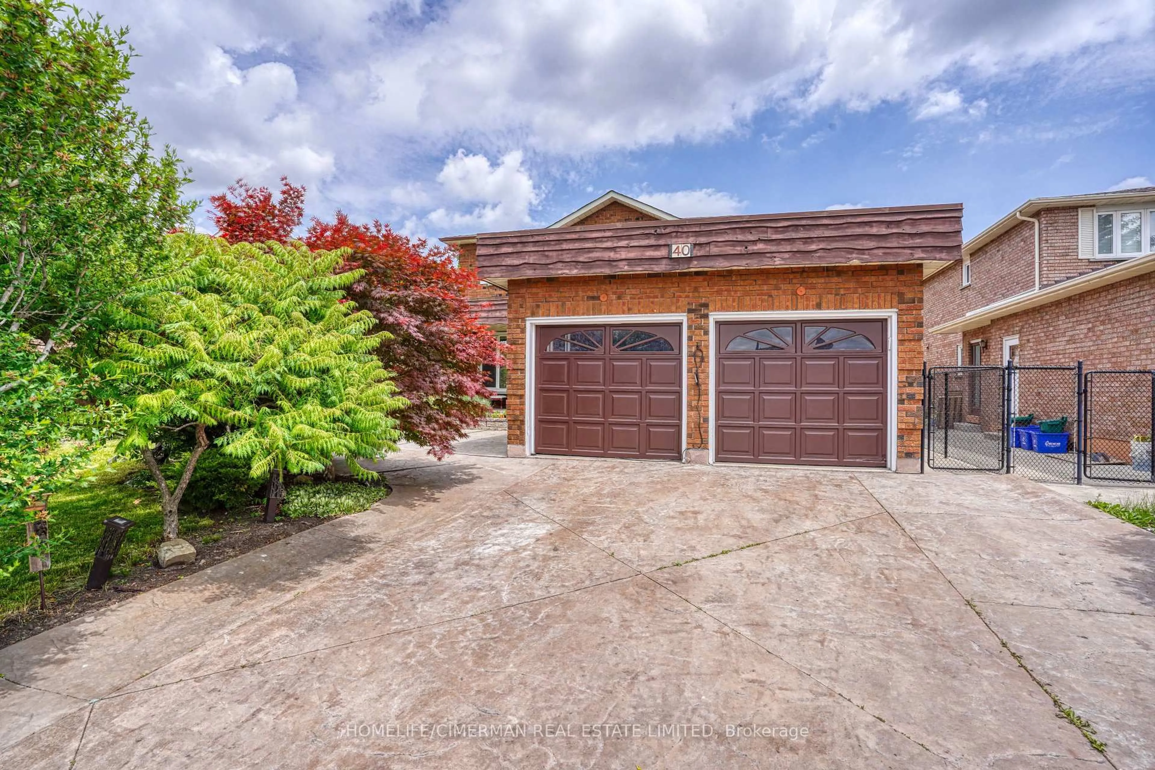 Indoor garage for 40 Queenston Cres, Vaughan Ontario L4L 4A2