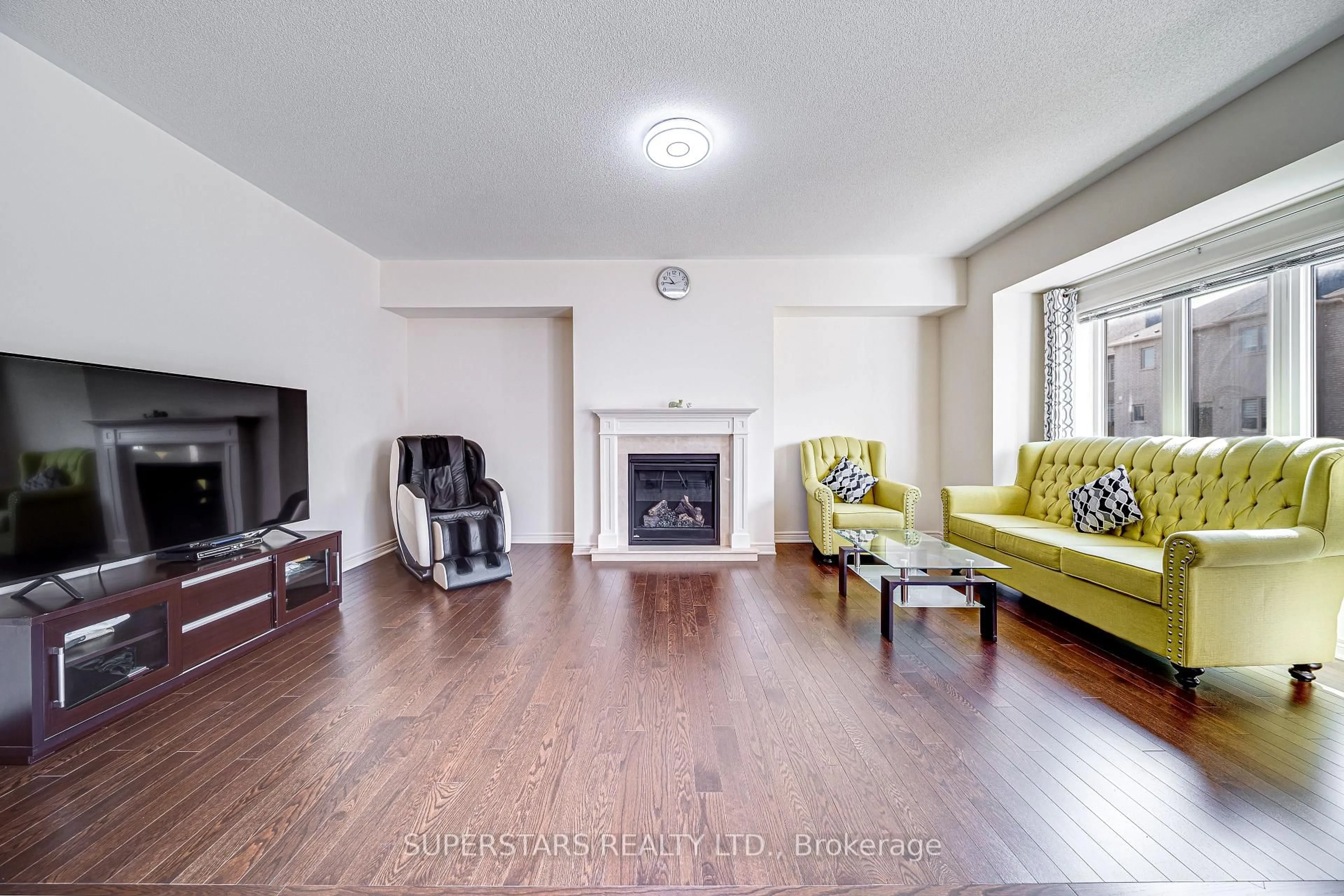 Living room with furniture, unknown for 7 Kenneth Ross Bend, East Gwillimbury Ontario L9N 0T7