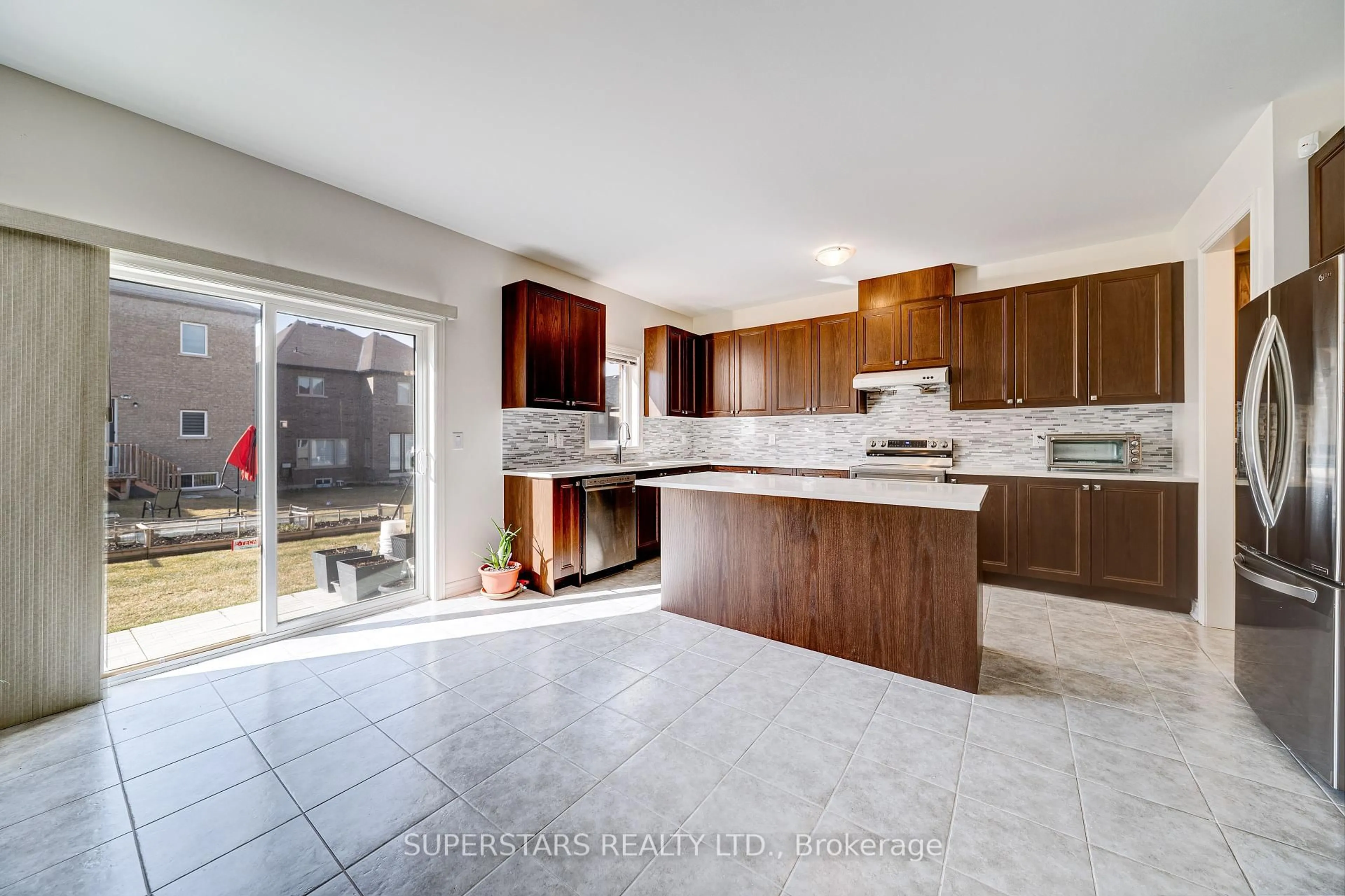 Open concept kitchen, ceramic/tile floor for 7 Kenneth Ross Bend, East Gwillimbury Ontario L9N 0T7