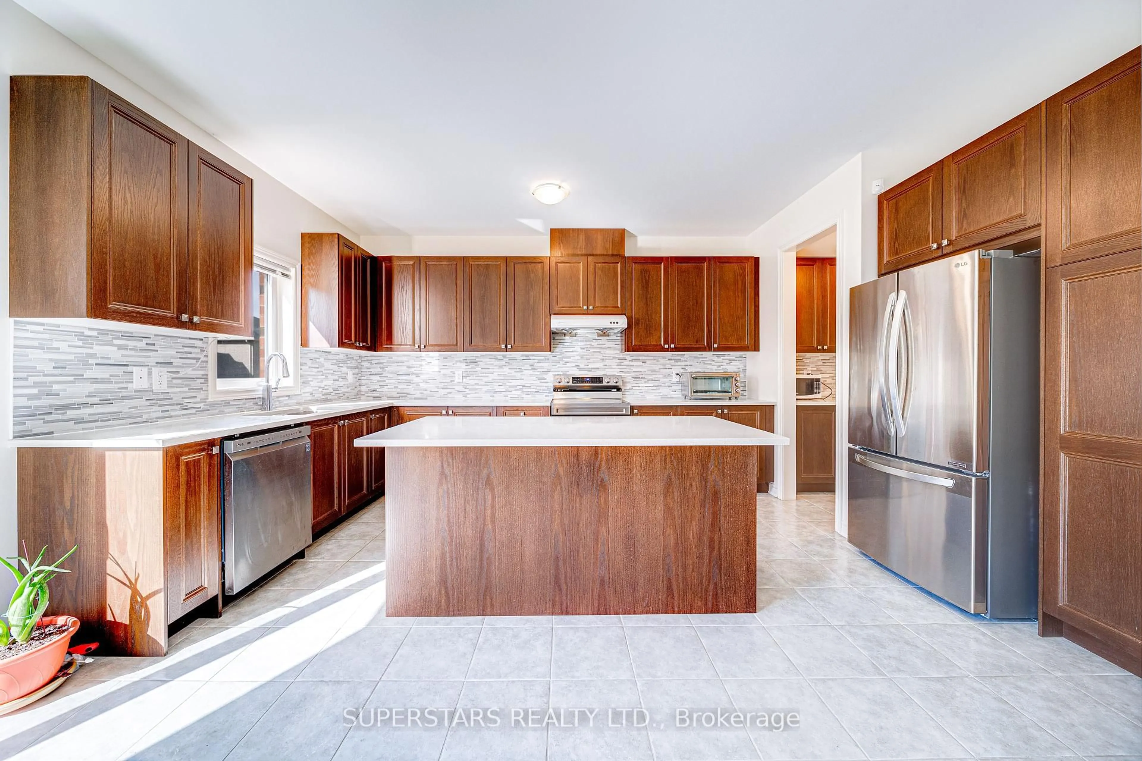 Open concept kitchen, ceramic/tile floor for 7 Kenneth Ross Bend, East Gwillimbury Ontario L9N 0T7