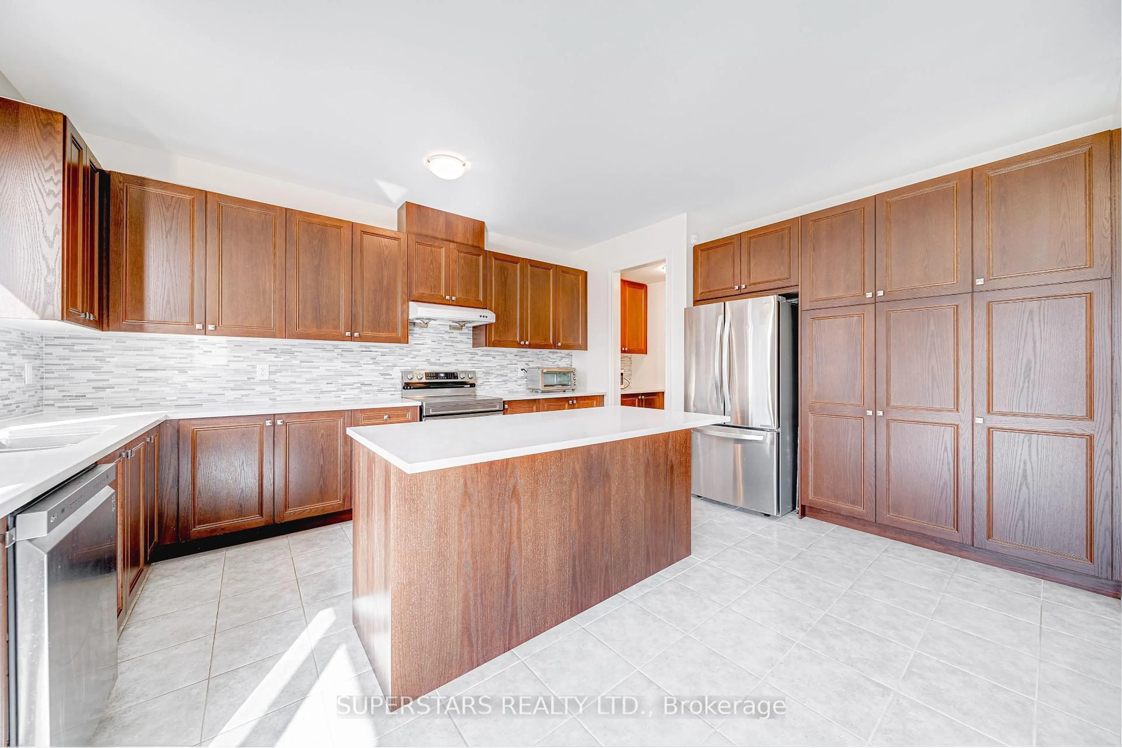Open concept kitchen, ceramic/tile floor for 7 Kenneth Ross Bend, East Gwillimbury Ontario L9N 0T7