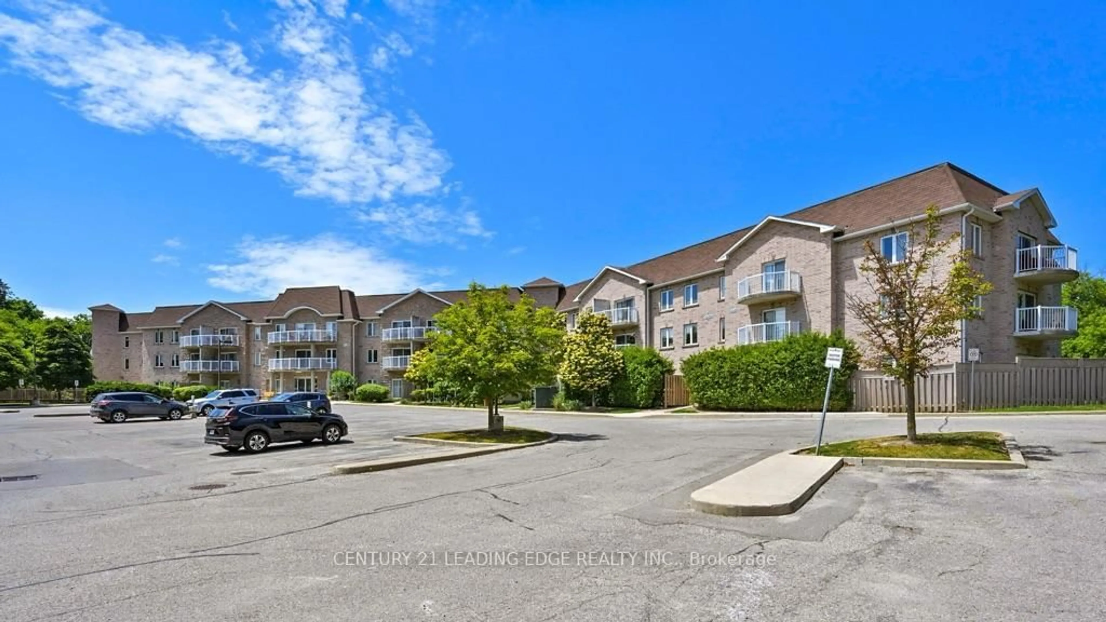 Patio, street for 32 Church St #221, King Ontario L0G 1T0