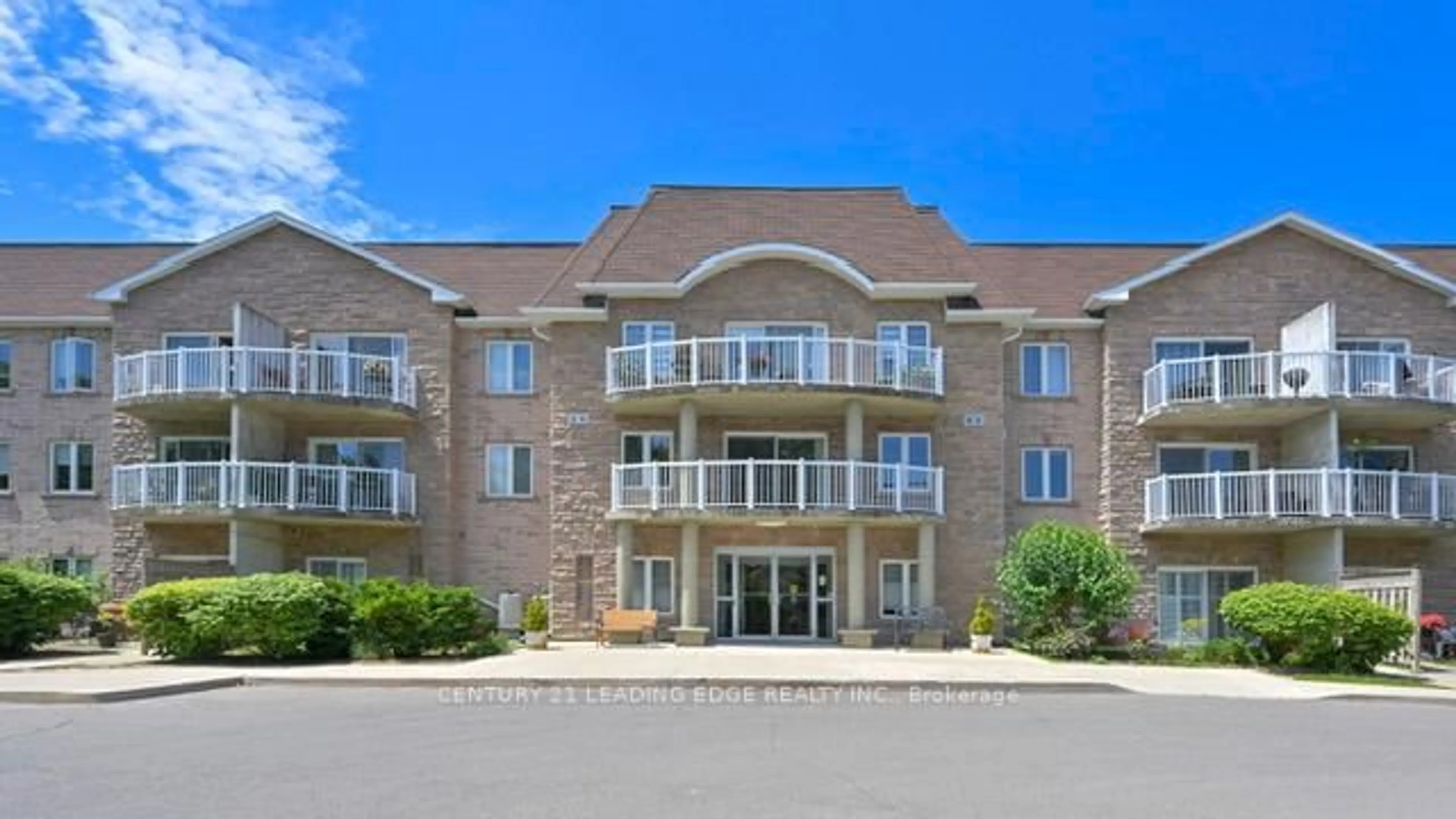 Indoor foyer for 32 Church St #221, King Ontario L0G 1T0