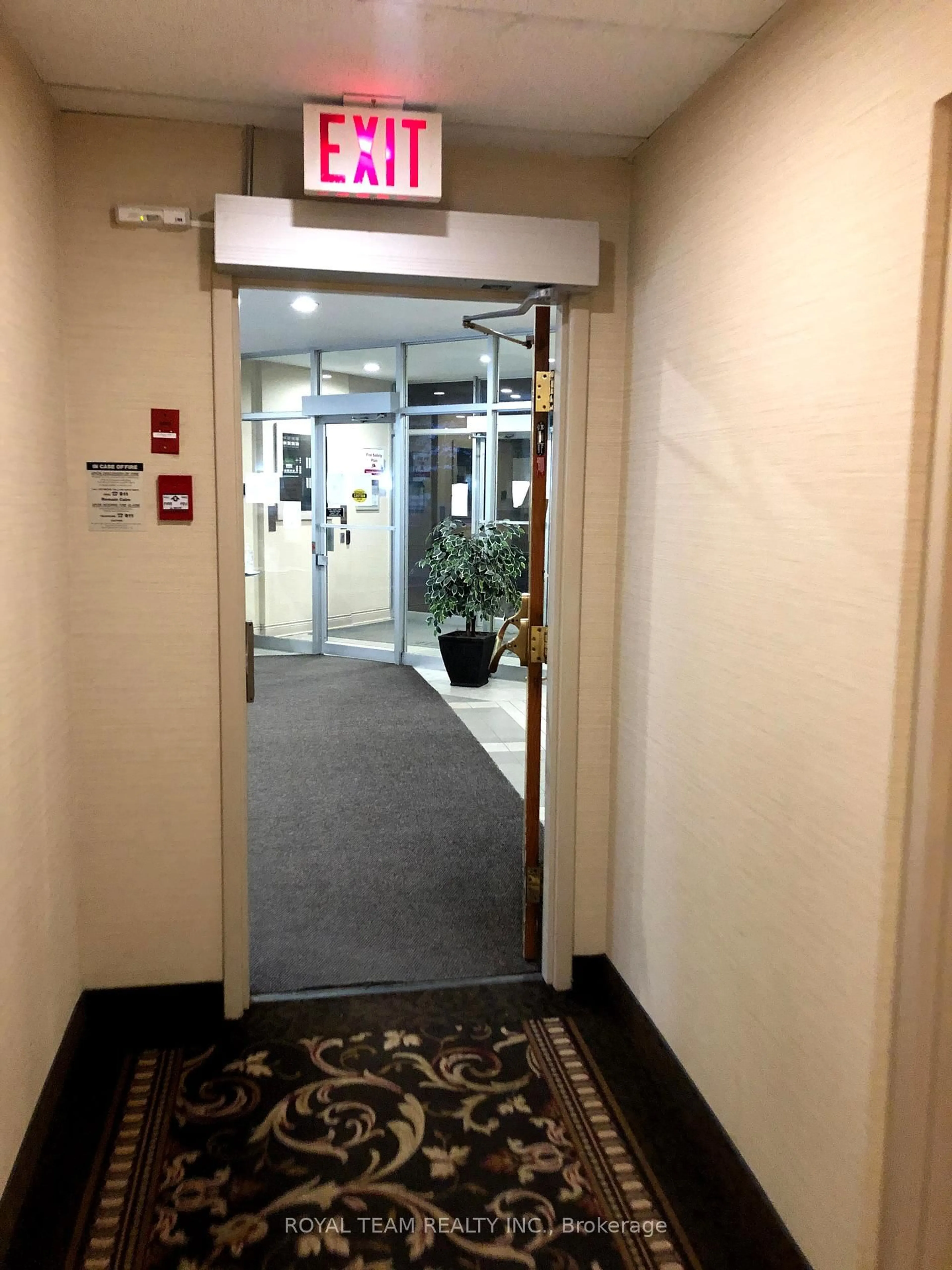 Indoor foyer for 326 Major Mackenzie Dr #116, Richmond Hill Ontario L4C 8T4