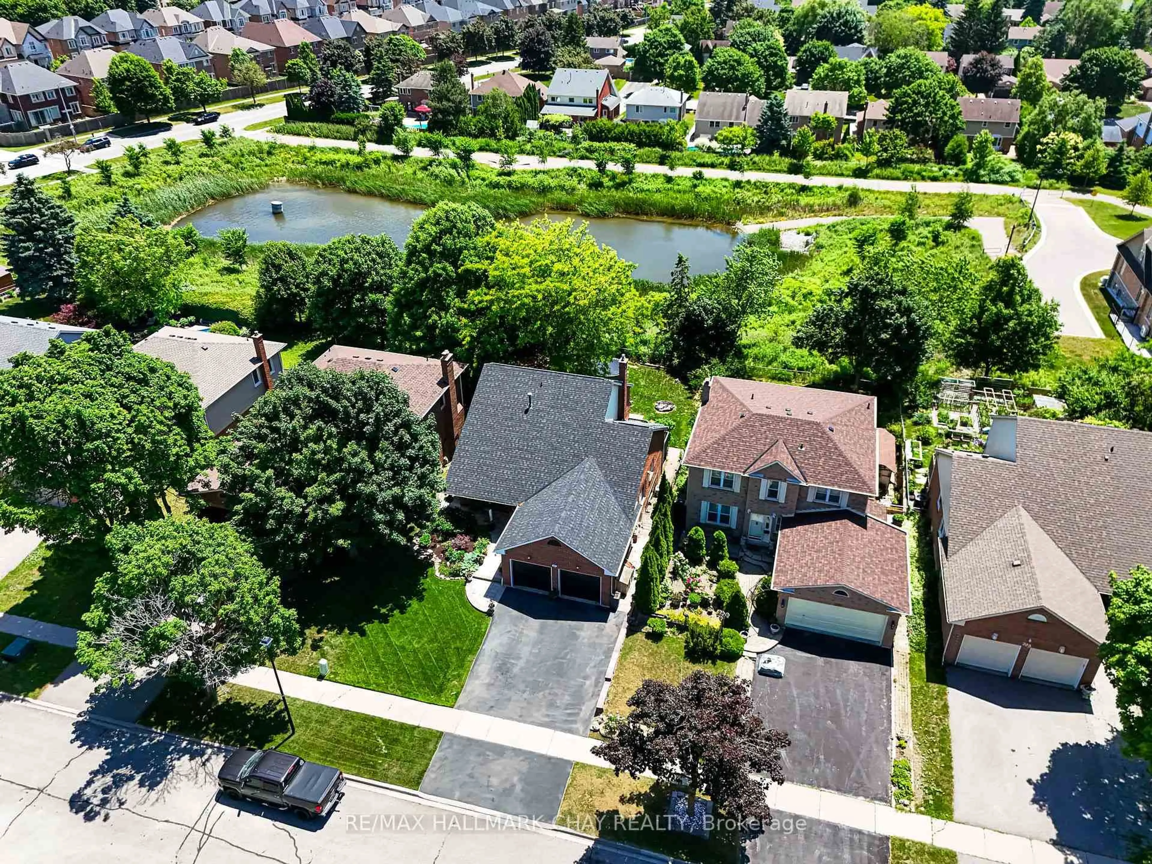 A pic from outside/outdoor area/front of a property/back of a property/a pic from drone, unknown for 303 John Bowser Cres, Newmarket Ontario L3Y 7N9