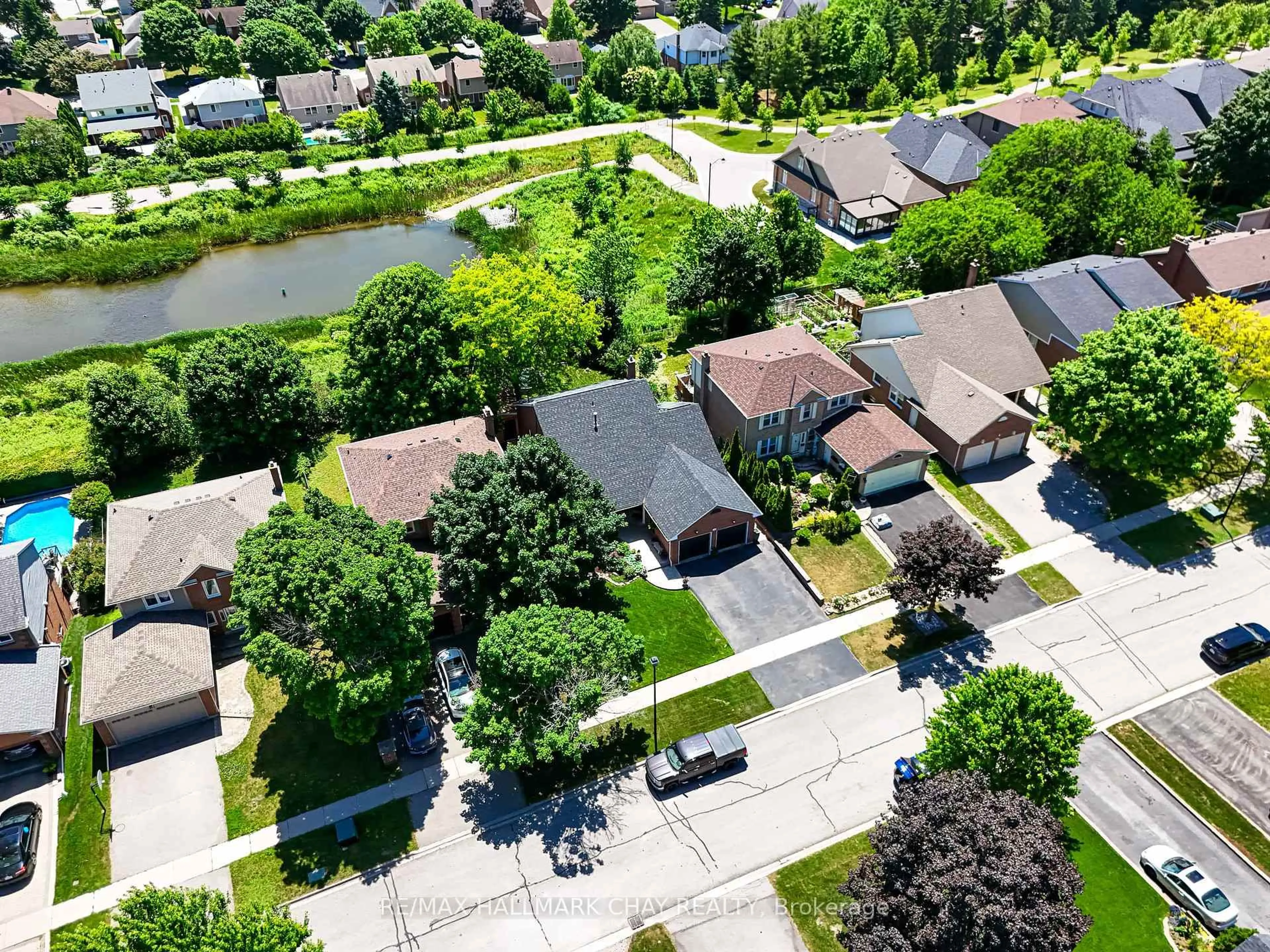 A pic from outside/outdoor area/front of a property/back of a property/a pic from drone, street for 303 John Bowser Cres, Newmarket Ontario L3Y 7N9