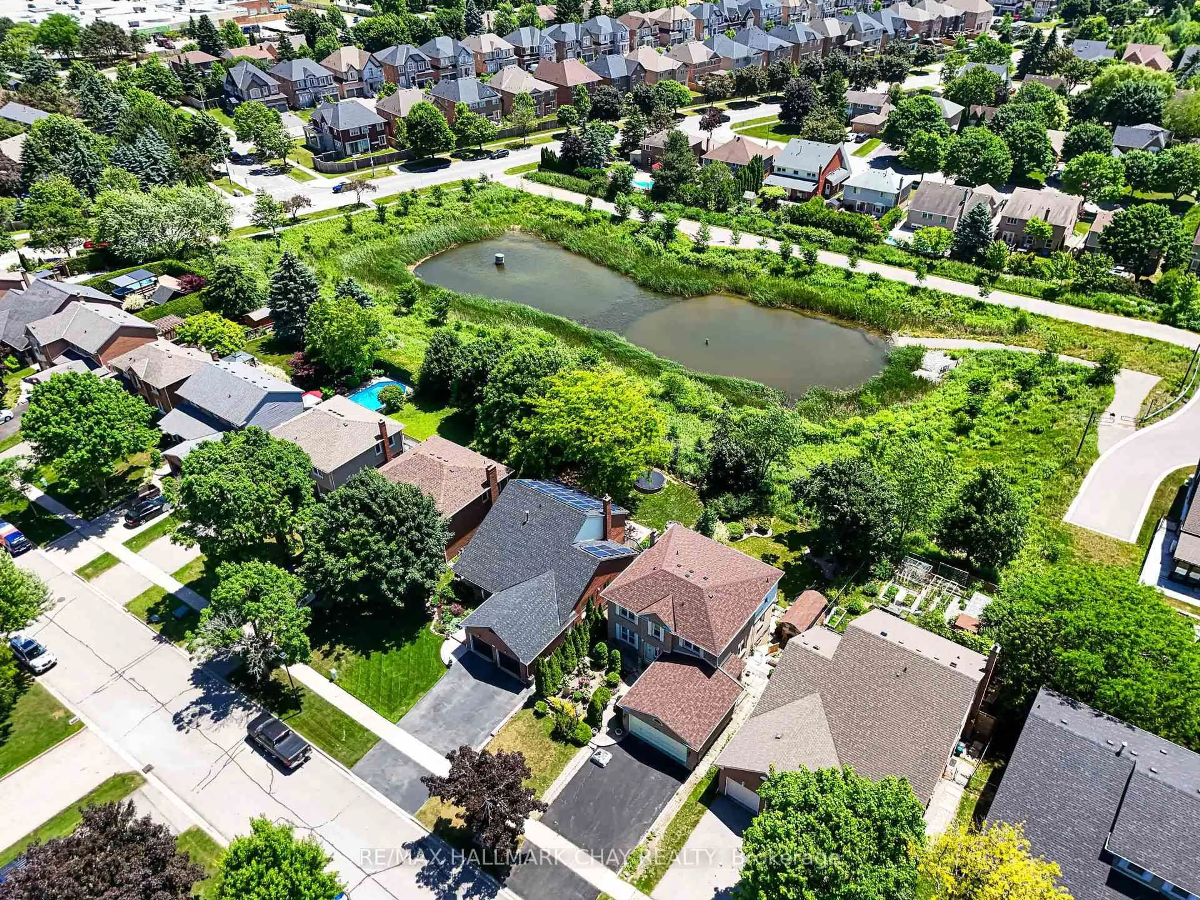A pic from outside/outdoor area/front of a property/back of a property/a pic from drone, street for 303 John Bowser Cres, Newmarket Ontario L3Y 7N9