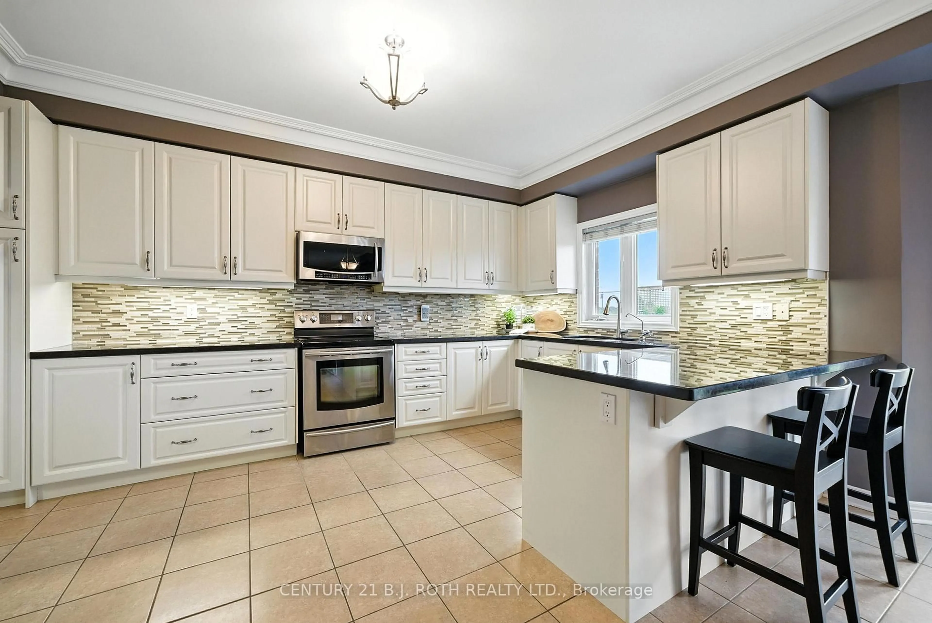Open concept kitchen, ceramic/tile floor for 71 Nelkydd Lane, Uxbridge Ontario L9P 0A2